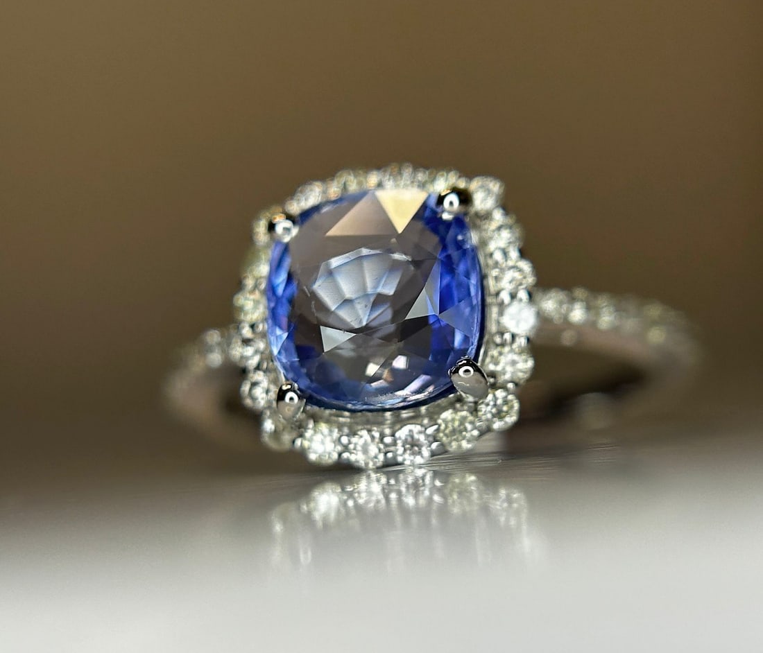 1.94 CT Ceylon Cornflour Blue Sapphire Diamonds & 18k Gold: Title: 1.94 CT Ceylon Cornflour Blue Sapphire Diamonds & 18k Gold Description: Beautiful 1.94Natural Ceylon Blue Sapphire With Natural Diamonds & 18k White Gold. Dispatched with Royal