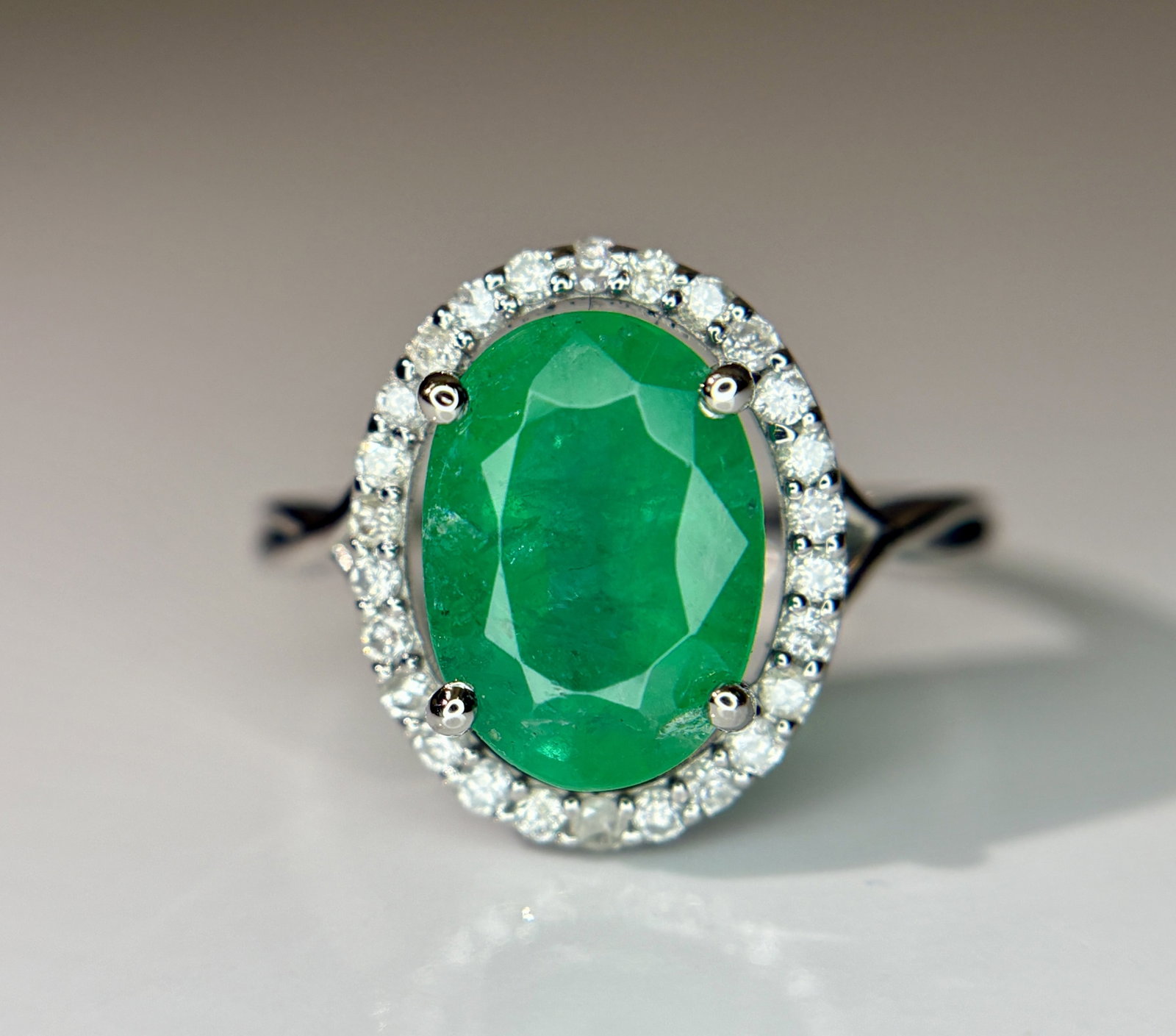 Beautiful 2.70 CT Natural Emerald Ring With Natural Diamonds & Platinum 950: Title: Beautiful 2.70 CT Natural Emerald Ring With Natural Diamonds & Platinum 950 Description: Beautiful 2.70 CT Natural Emerald Ring With Natural Diamonds & Platinum 950 Description: Total