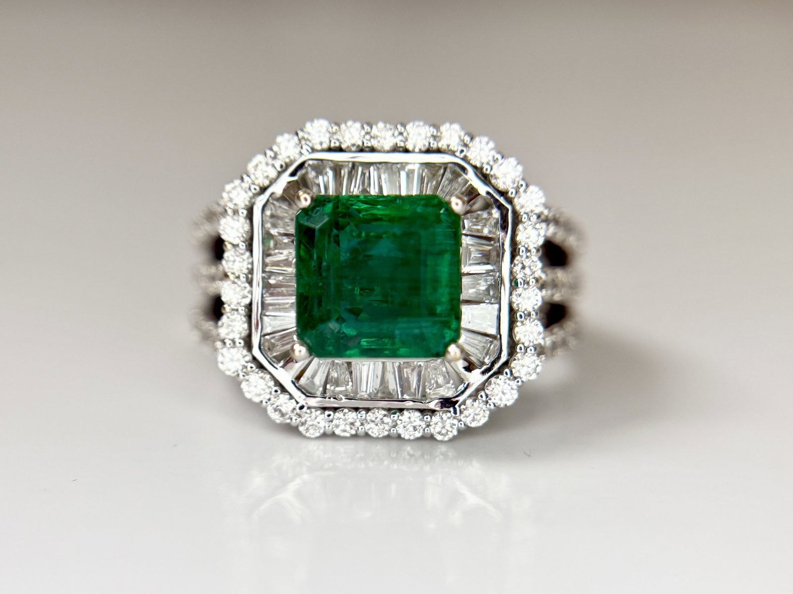 Beautiful 3.01 CT Natural Emerald With 1.68 CT Natural Diamonds & 18k Gold - 2