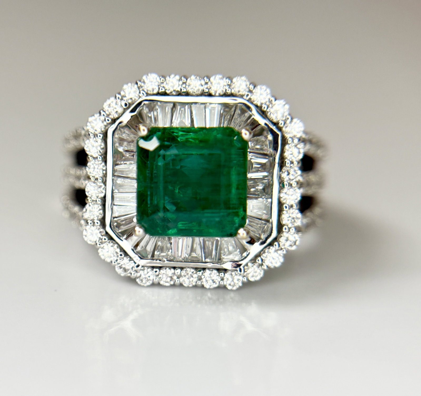Beautiful 3.01 CT Natural Emerald With 1.68 CT Natural Diamonds & 18k Gold - 3