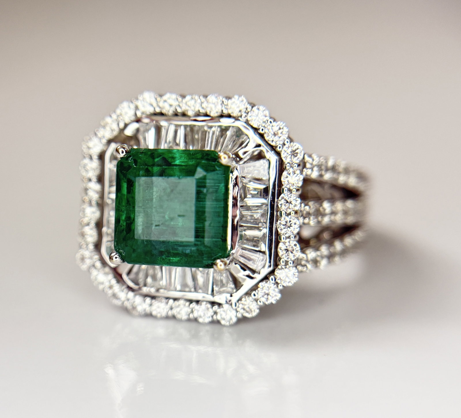 Beautiful 3.01 CT Natural Emerald With 1.68 CT Natural Diamonds & 18k Gold - 4