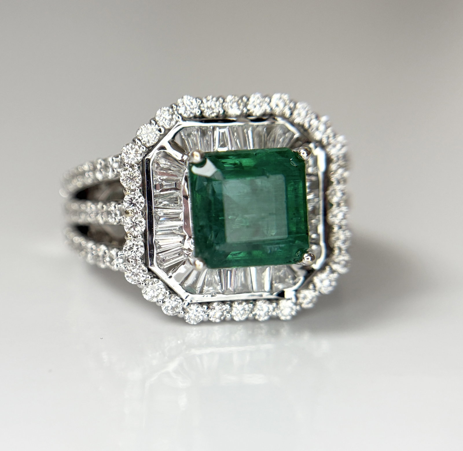 Beautiful 3.01 CT Natural Emerald With 1.68 CT Natural Diamonds & 18k Gold - 5