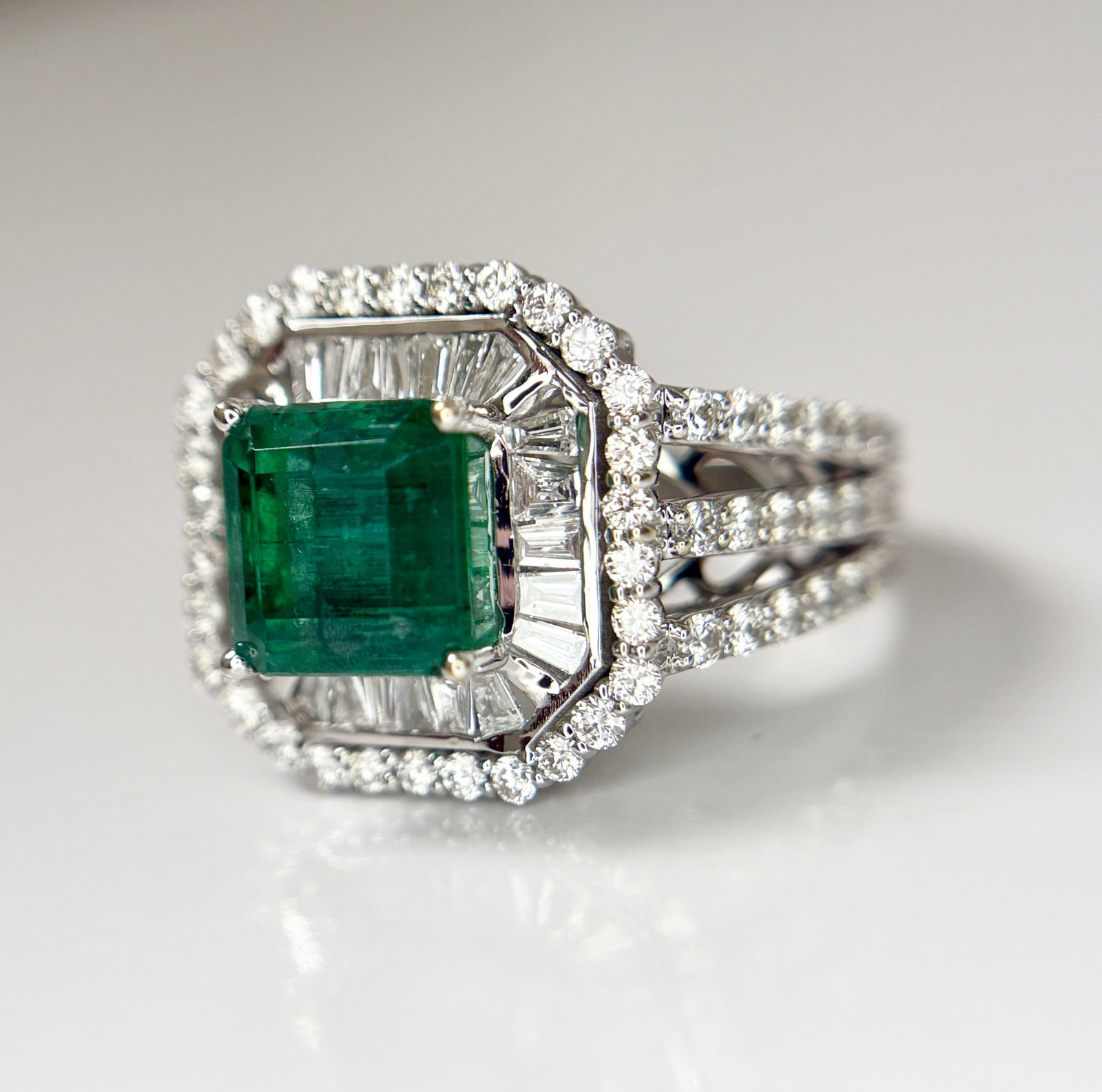 Beautiful 3.01 CT Natural Emerald With 1.68 CT Natural Diamonds & 18k Gold - 7