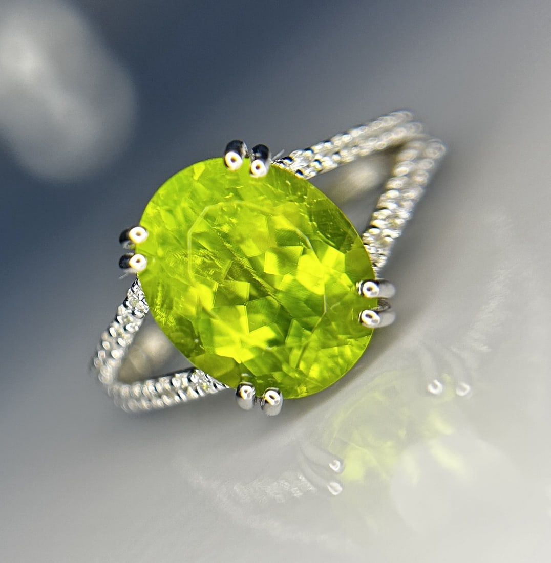 Beautiful 4.41 CT Natural Peridot With Natural Diamonds & 18k Gold (1 of 10)