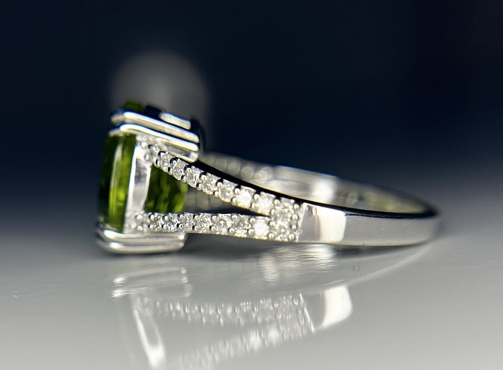 Beautiful 4.41 CT Natural Peridot With Natural Diamonds & 18k Gold - 6