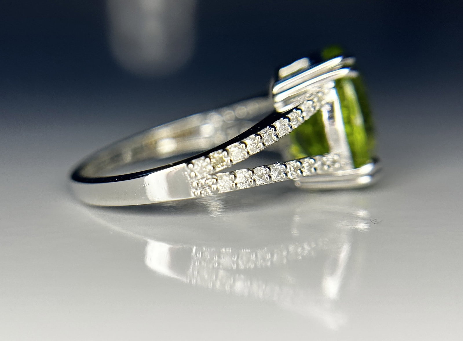Beautiful 4.41 CT Natural Peridot With Natural Diamonds & 18k Gold - 8