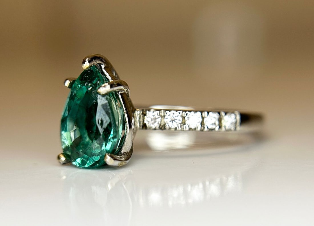 Beautiful Natural Emerald With Natural Diamonds & 18k Gold - 2