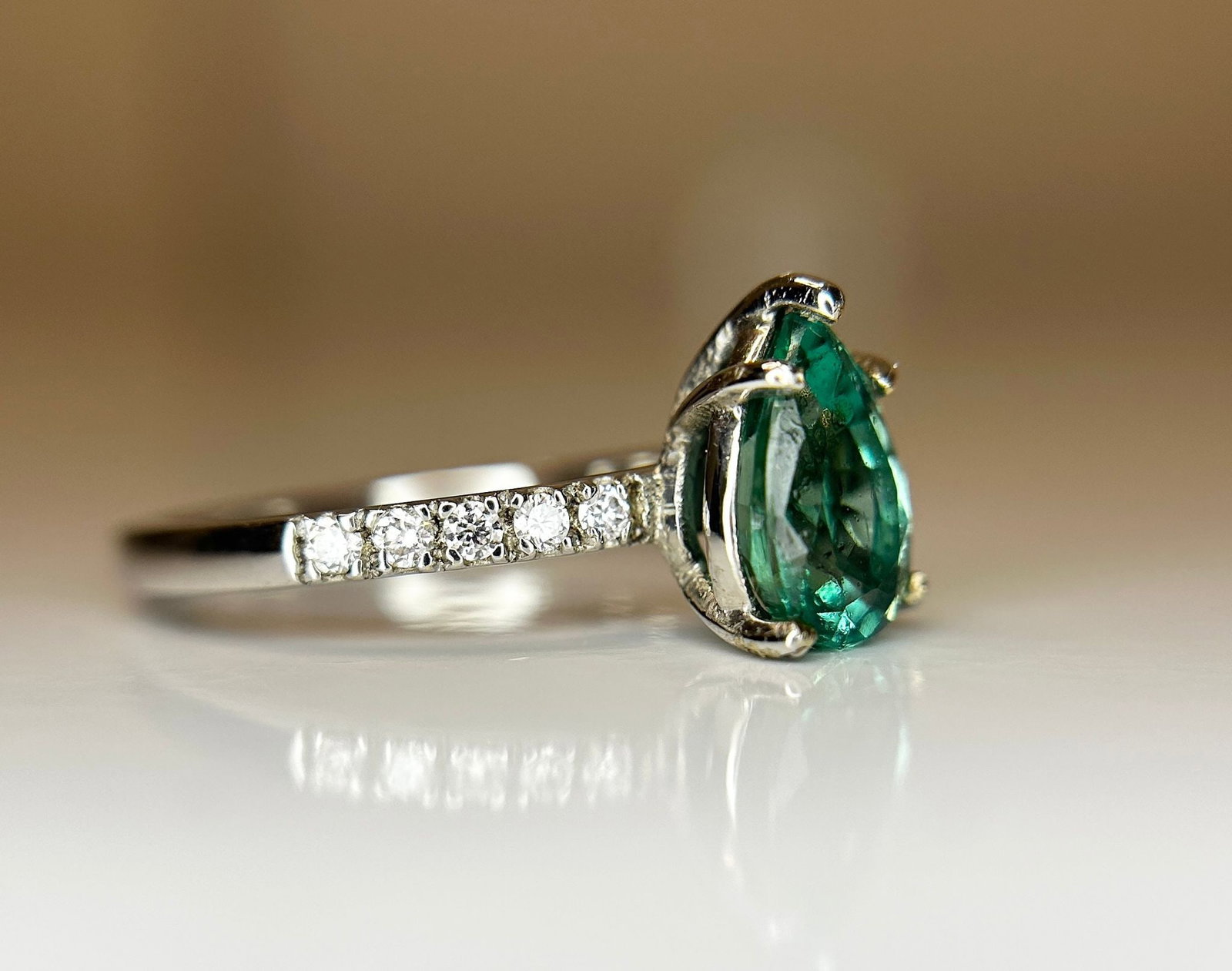 Beautiful Natural Emerald With Natural Diamonds & 18k Gold - 3