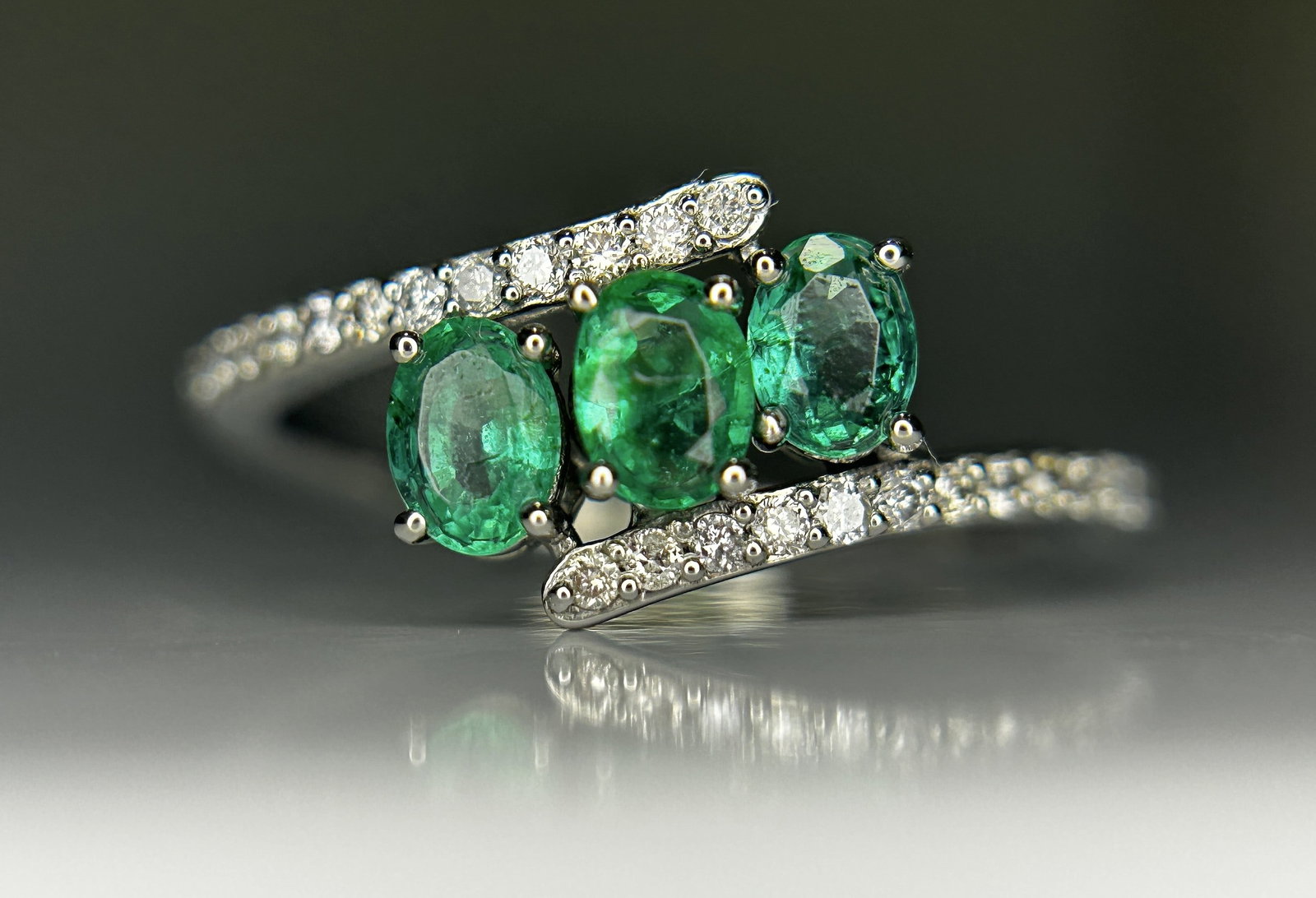 Beautiful 0.62Ct Natural Emerald Ring With Natural Diamonds & Platinum 950: Title: Beautiful 0.62Ct Natural Emerald Ring With Natural Diamonds & Platinum 950 Description: Beautiful 0.62Ct Natural Emerald Ring With Natural Diamonds & Platinum 950 Description: Total