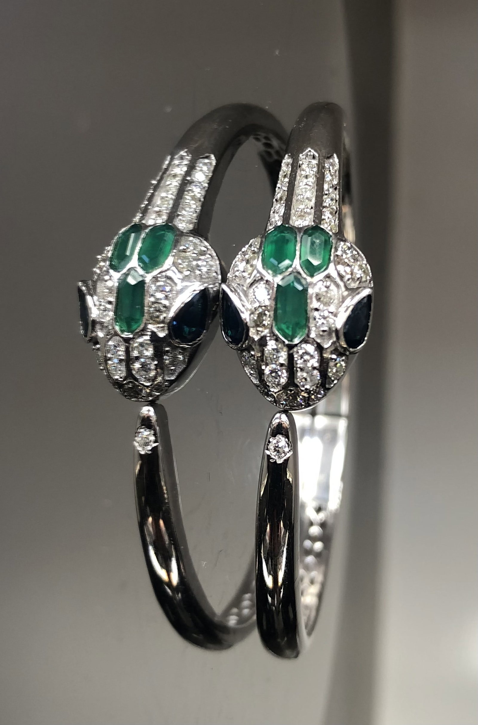 Beautiful Natural Diamond, Blue Sapphire and Green Onyx Snake Bracelet With 18k White Gold: Title: Beautiful Natural Diamond, Blue Sapphire and Green Onyx Snake Bracelet With 18k White Gold Description: Very Beautiful Bracelet will make someone really happy Description: Total