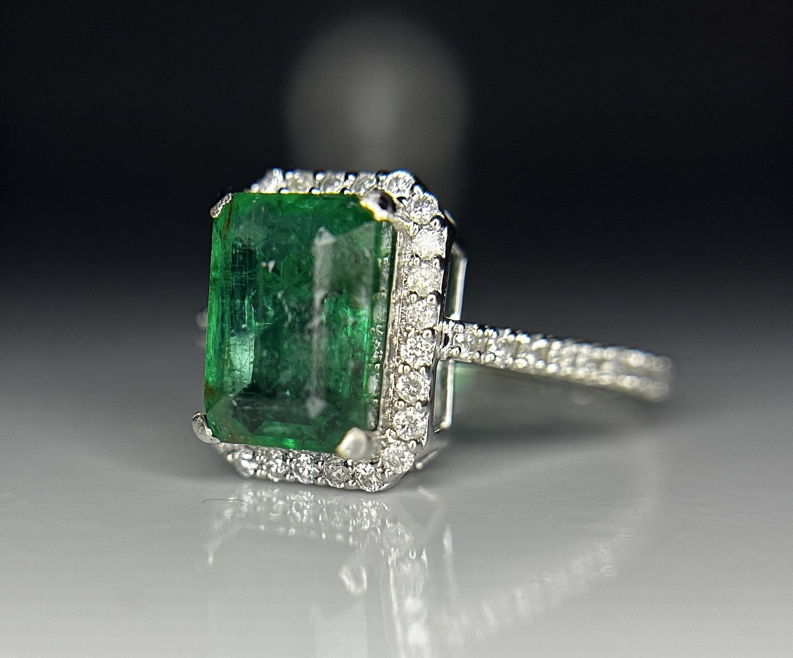 Beautiful 2.67ct Natural Columbian Emerald With Natural Diamonds & 18k Gold - 3