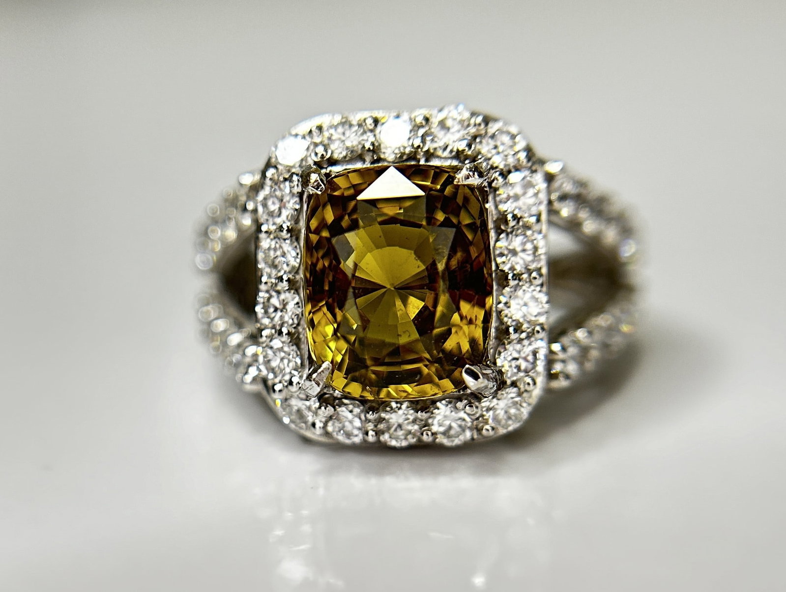GIA Certified Natural Alexandrite 4.17ct Ring With 1.55 Cts Diamond & 18k White: Title: GIA Certified Natural Alexandrite 4.17ct Ring With 1.55 Cts Diamond & 18k White Description: AAA Certified Natural Ceylon Alexandrite Chrysoberyl Colour Changing Gemstone. Dispatched