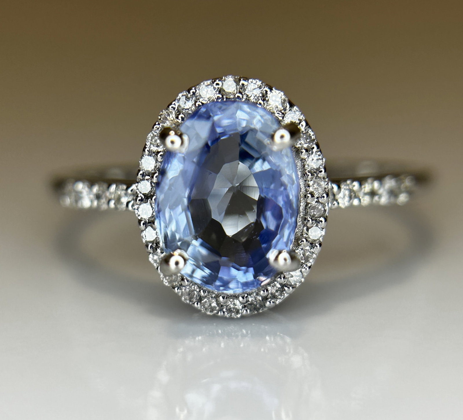 Beautiful 1.73CT Unheated Ceylon Cornflour Blue Sapphire Diamonds & 18k Gold: Title: Beautiful 1.73CT Unheated Ceylon Cornflour Blue Sapphire Diamonds & 18k Gold Description: Beautiful 1.73CT Natural Ceylon Blue Sapphire With Natural Diamonds & 18k White Gold.