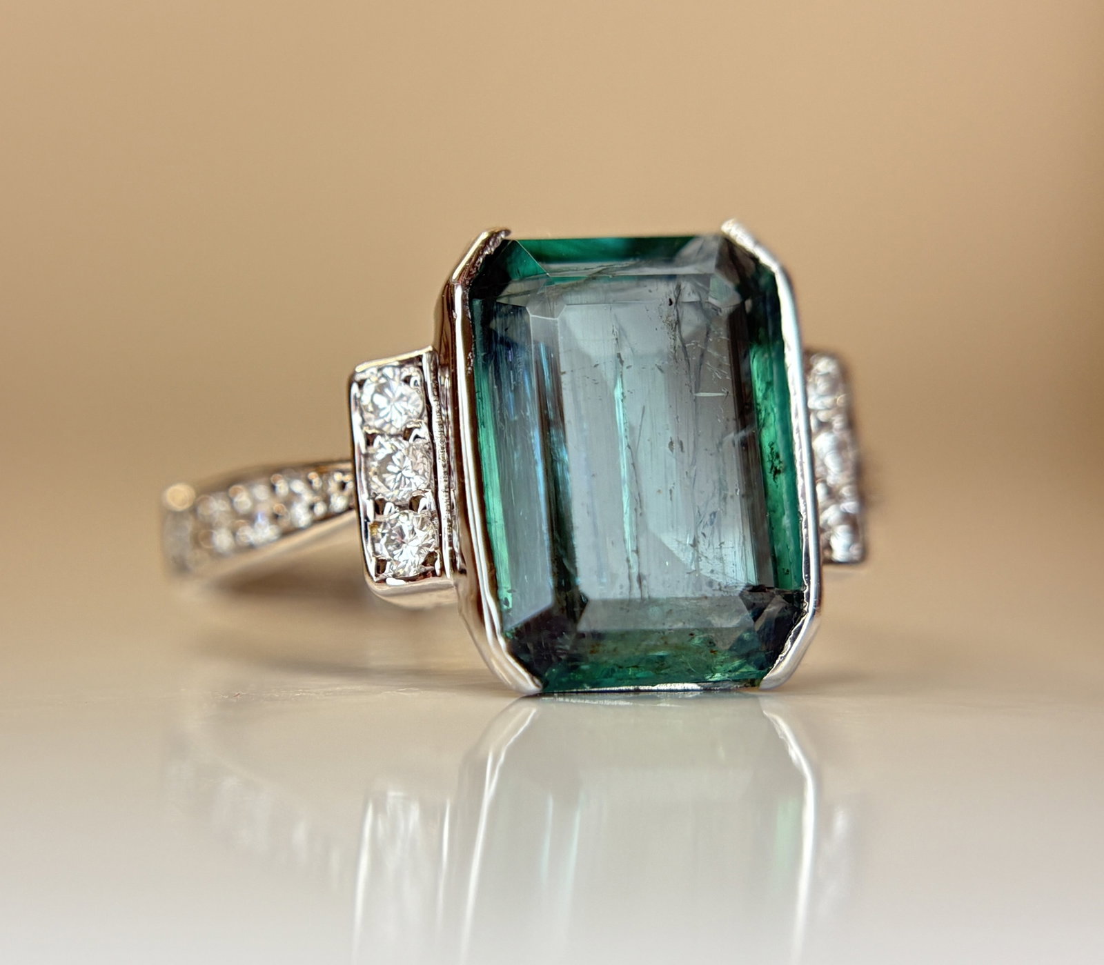 Beautiful 2.45 CT Natural Emerald With Natural Diamonds & 18k Gold: Title: Beautiful 2.45 CT Natural Emerald With Natural Diamonds & 18k Gold Description: Beautiful 2.45 CT Natural Emerald With Natural Diamonds & 18k Gold Description: Total Carat Weight -