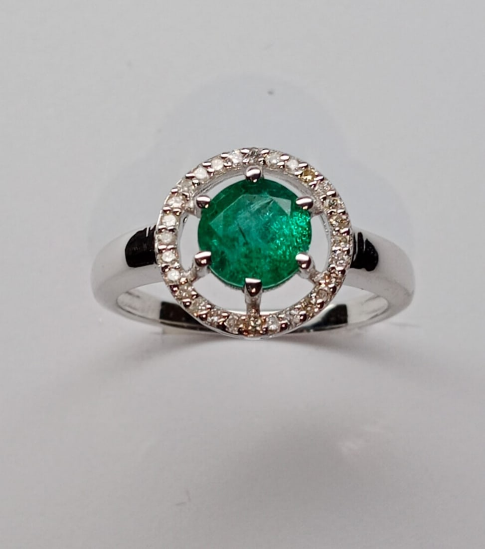 Beautiful Natural Emerald Ring With Natural Diamonds and 18k Gold: Title: Beautiful Natural Emerald Ring With Natural Diamonds and 18k Gold Description: Beautiful Natural Emerald Ring With Diamonds And 18k Gold. Dispatched with Royal Mail 1st Class. 