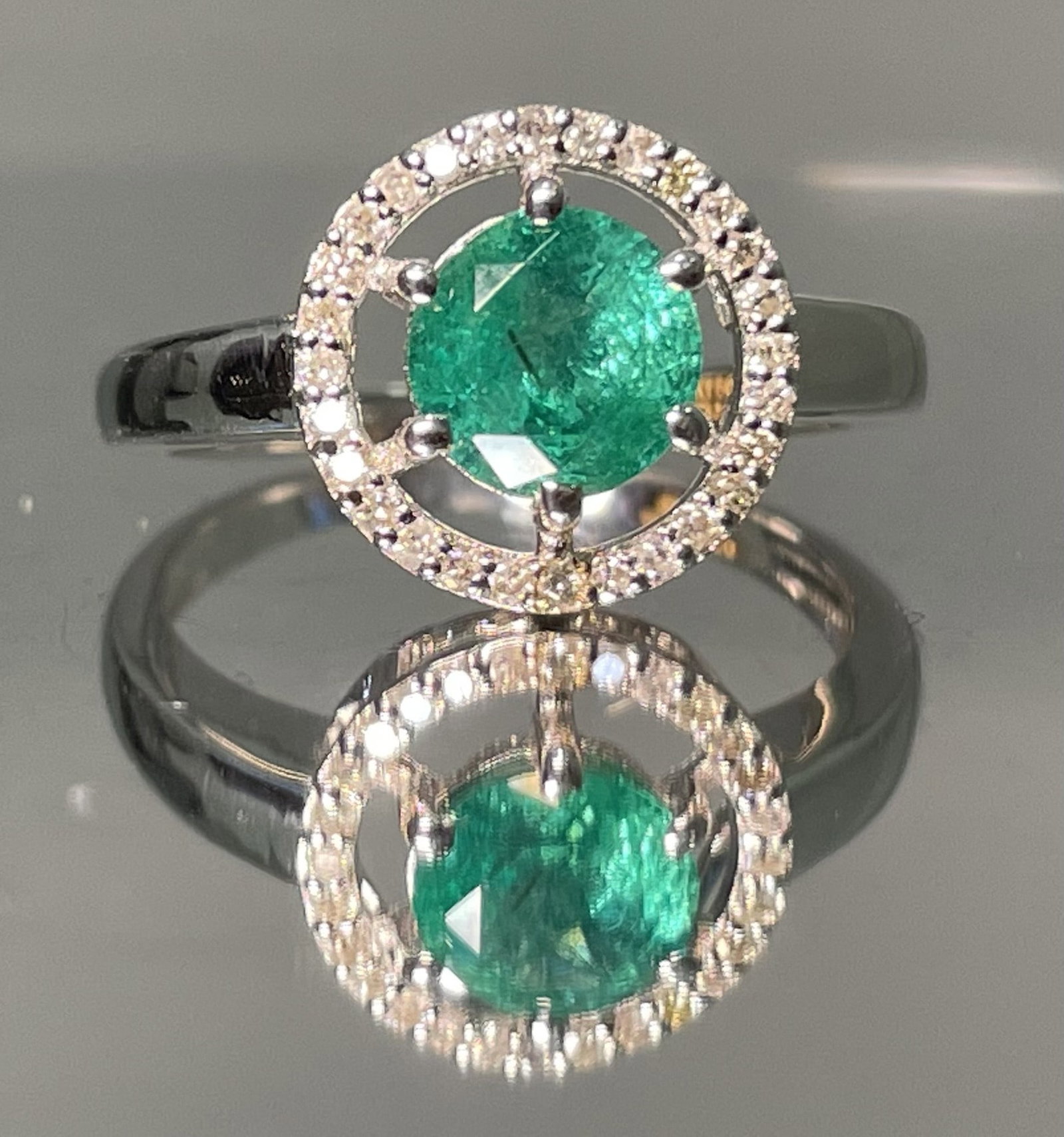 Beautiful Natural Emerald Ring With Natural Diamonds and 18k Gold - 2