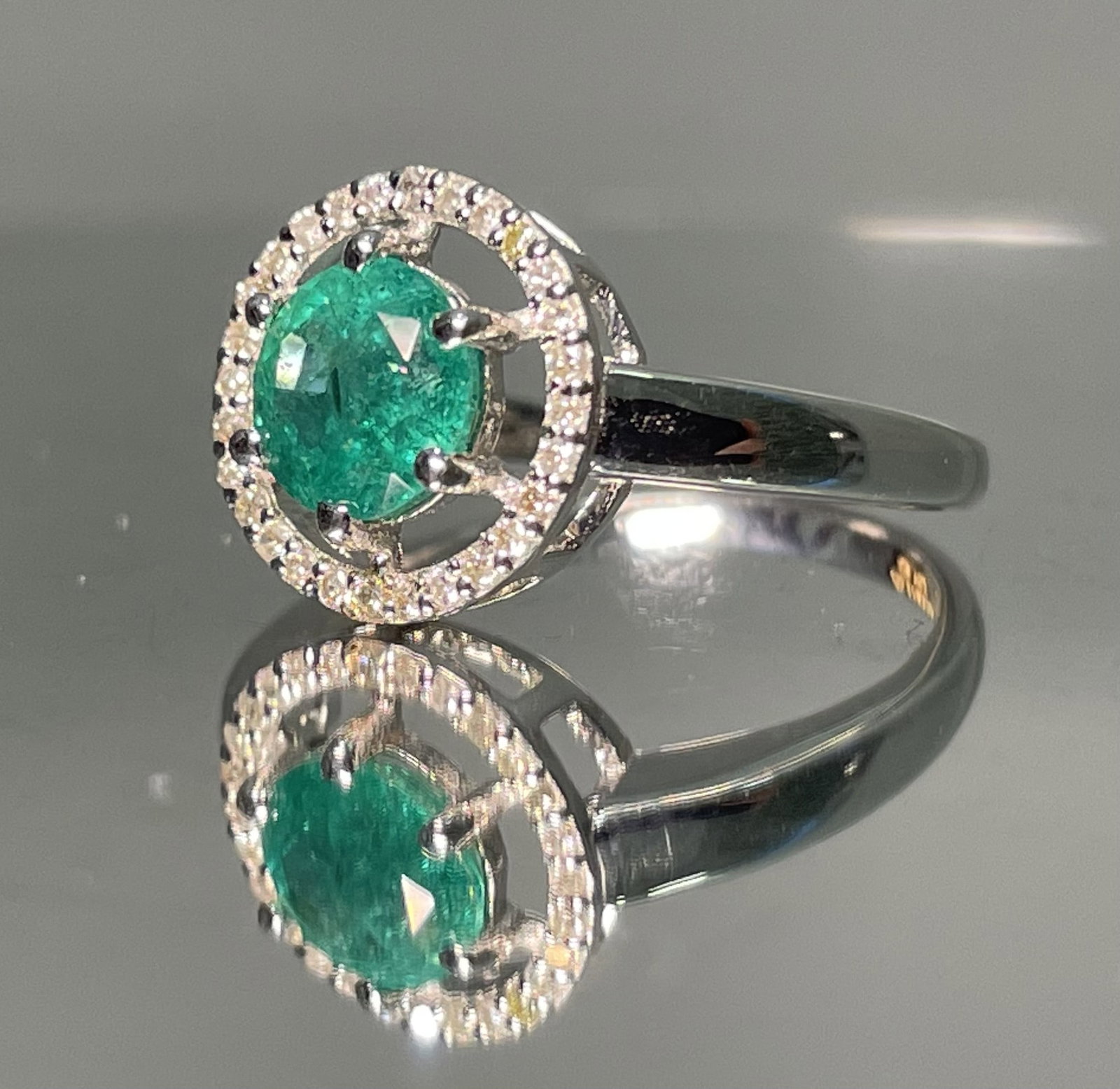 Beautiful Natural Emerald Ring With Natural Diamonds and 18k Gold - 3