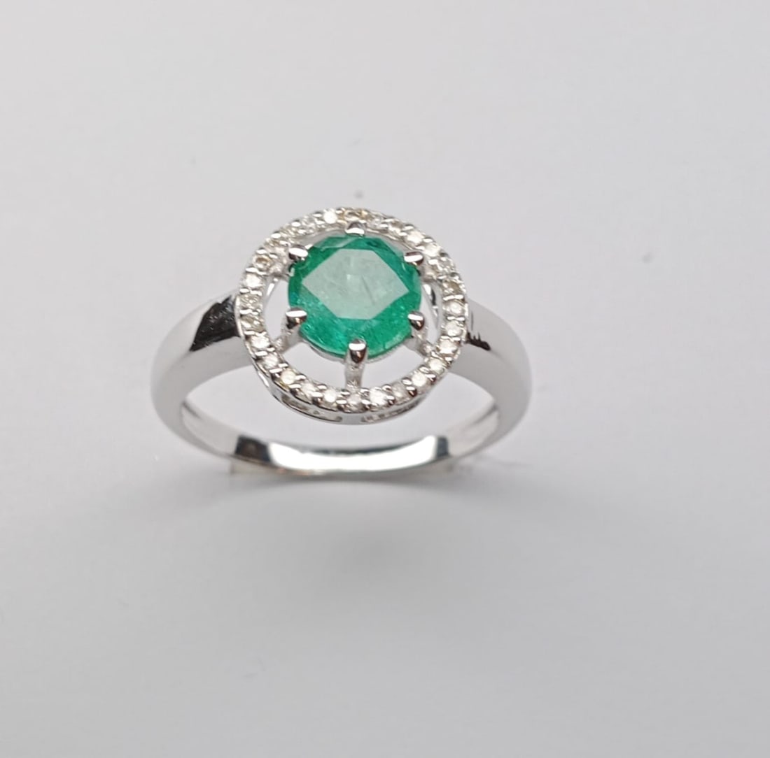 Beautiful Natural Emerald Ring With Natural Diamonds and 18k Gold - 4