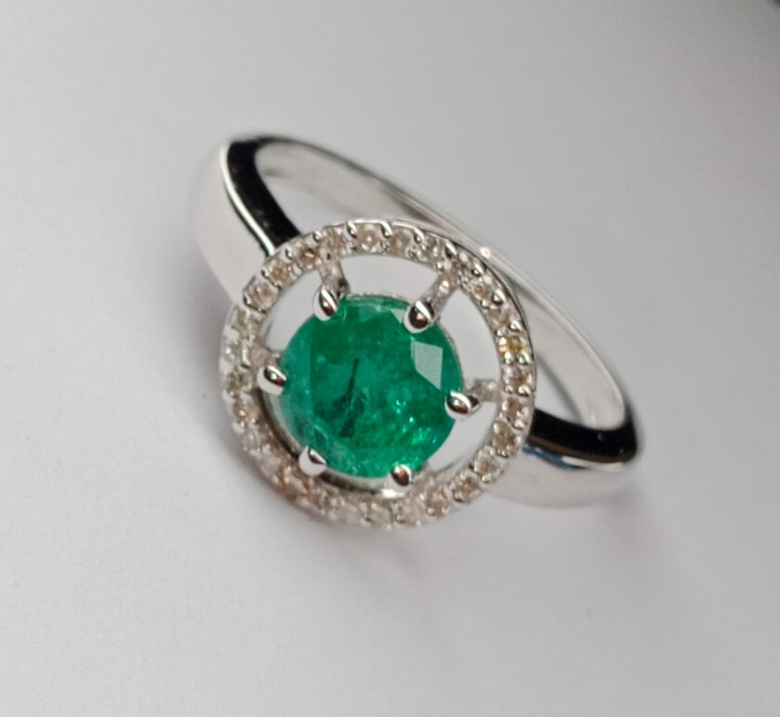 Beautiful Natural Emerald Ring With Natural Diamonds and 18k Gold - 5