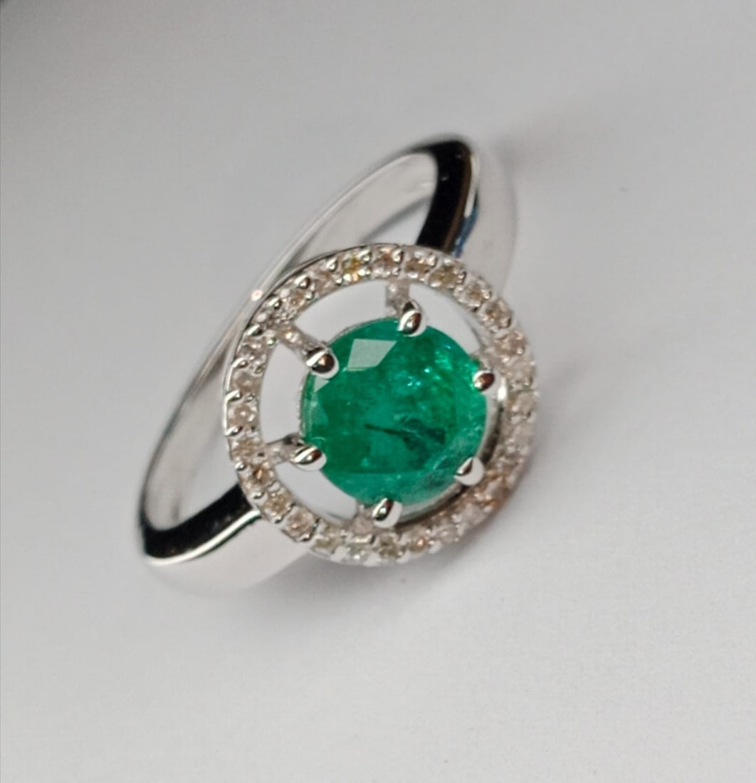 Beautiful Natural Emerald Ring With Natural Diamonds and 18k Gold - 6
