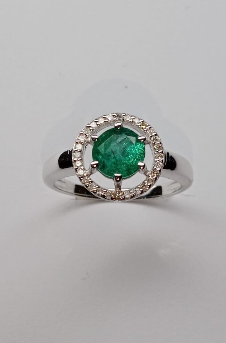 Beautiful Natural Emerald Ring With Natural Diamonds and 18k Gold - 7