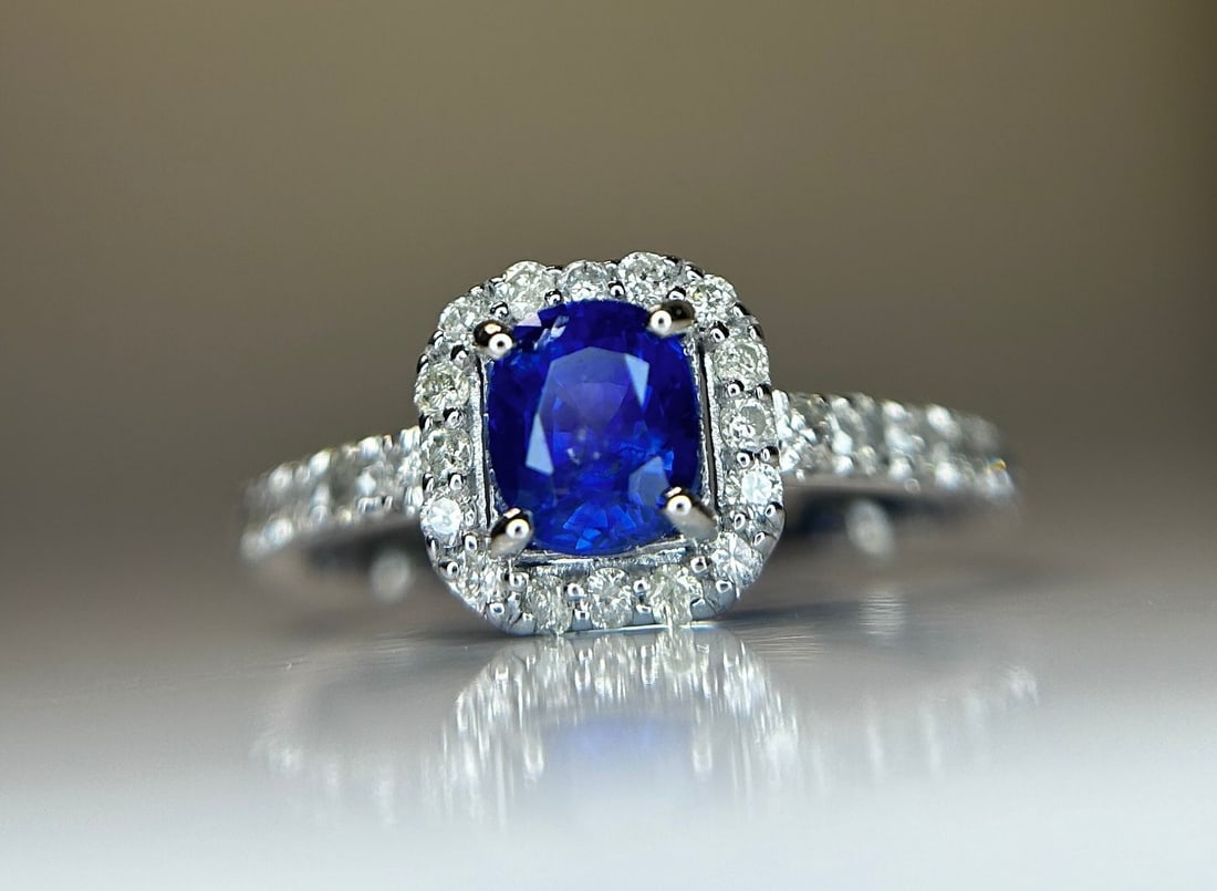 Beautiful Natural Ceylon Royal Blue Sapphire W Natural Diamonds & 18k Gold: Title: Beautiful Natural Ceylon Royal Blue Sapphire W Natural Diamonds & 18k Gold Description: Beautiful 1.04CT Natural Ceylon Royal Blue Sapphire With Natural Diamonds & 18k White