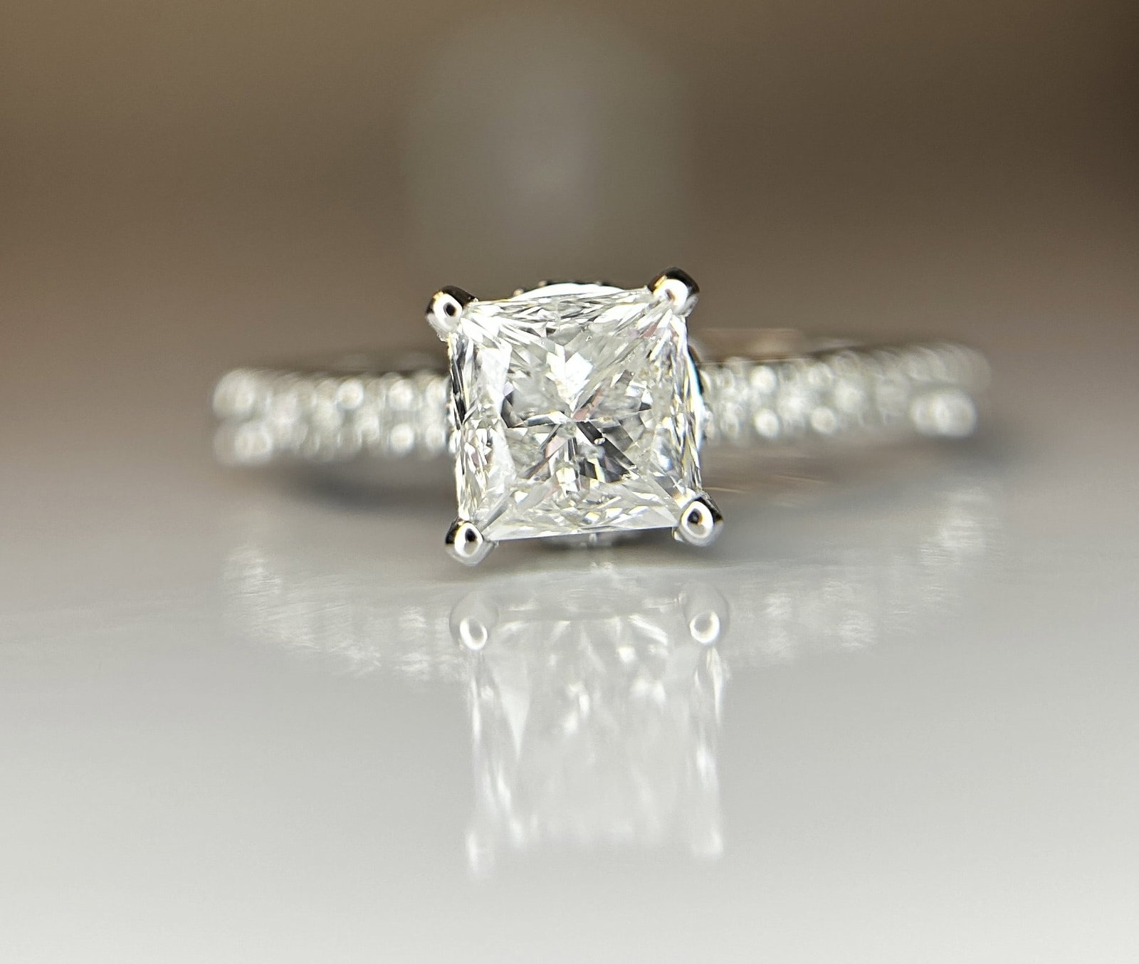 Beautiful 1.24ct Princess Cut Untreated Natural Solitaire Diamond & 18k Gold: Title: Beautiful 1.24ct Princess Cut Untreated Natural Solitaire Diamond & 18k Gold Description: Beautiful 1.24ct Princess Cut Untreated Natural Solitaire Diamond & 18k Gold Description: