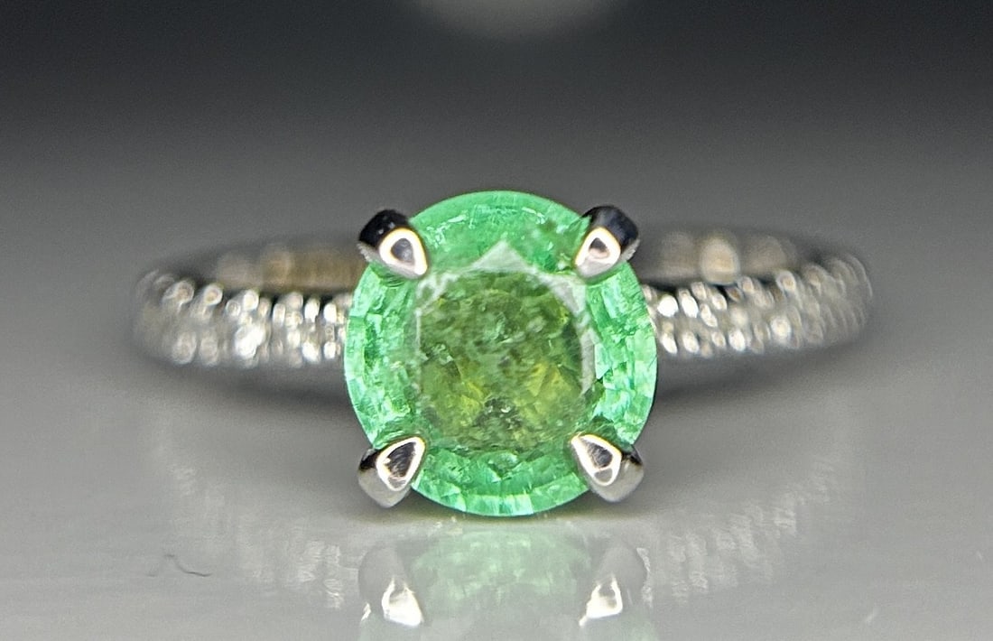 Beautiful 1.03ct Natural Emerald With Natural Diamonds & 18k Gold: Title: Beautiful 1.03ct Natural Emerald With Natural Diamonds & 18k Gold Description: Beautiful 1.03ct Natural Emerald With Natural Diamonds & 18k Gold Description: Total Carat Weight - 1.32