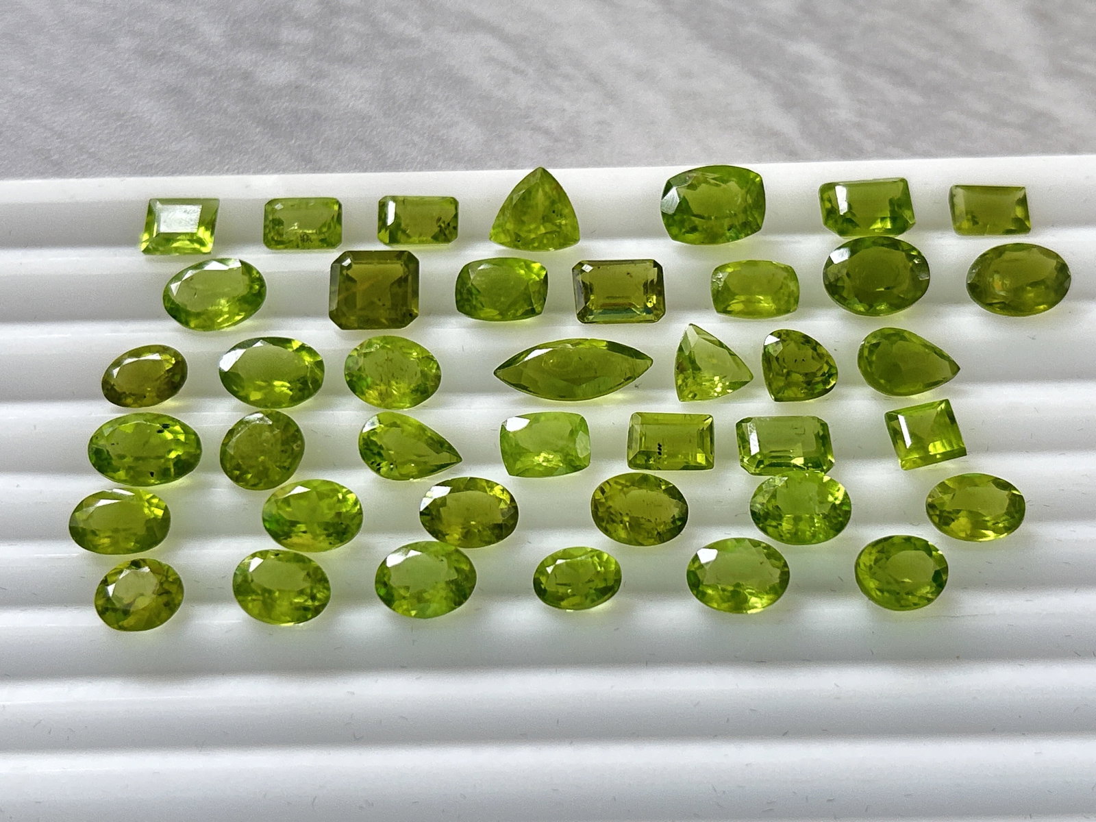 87.85ct Natural Peridot: Title: 87.85ct Natural Peridot Description: 87.85ct Natural Peridot Ideal for rings, earrings, pendants, bracelets, necklaces Condition: New Delivery option: Collection & Delivery