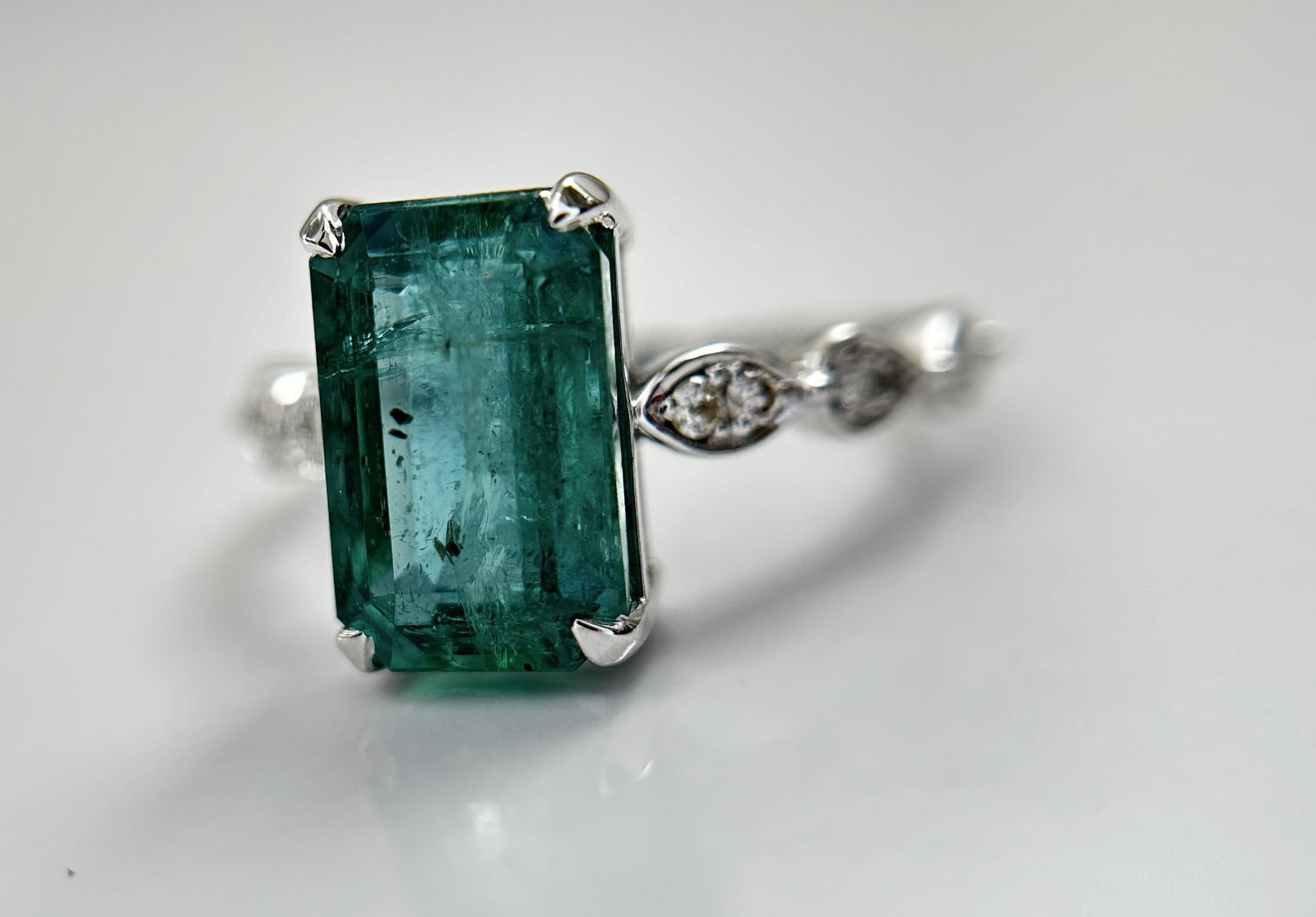 Beautiful Natural Emerald 3.97CT With Natural Diamonds & 18k Gold: Title: Beautiful Natural Emerald 3.97CT With Natural Diamonds & 18k Gold Description: Beautiful 3.97CT Natural Emerald With Natural Diamonds & 18k Gold Description: Total Carat Weight - 4.15