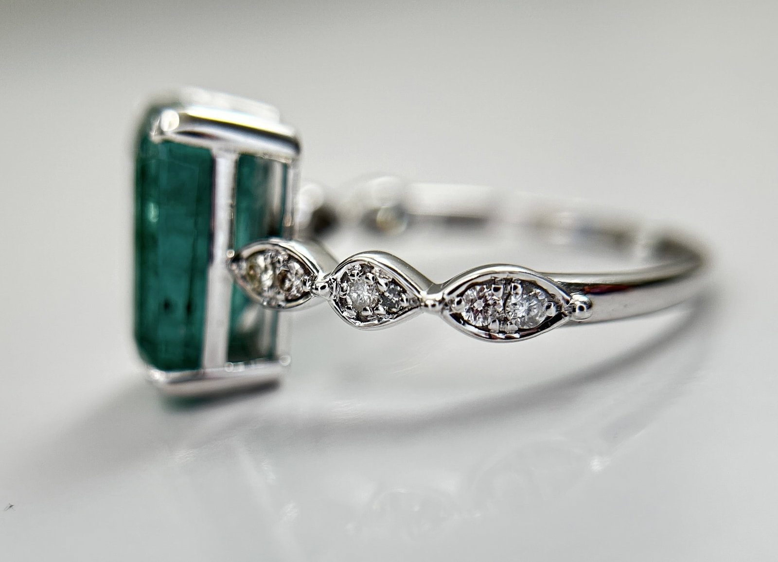 Beautiful Natural Emerald 3.97CT With Natural Diamonds & 18k Gold - 3