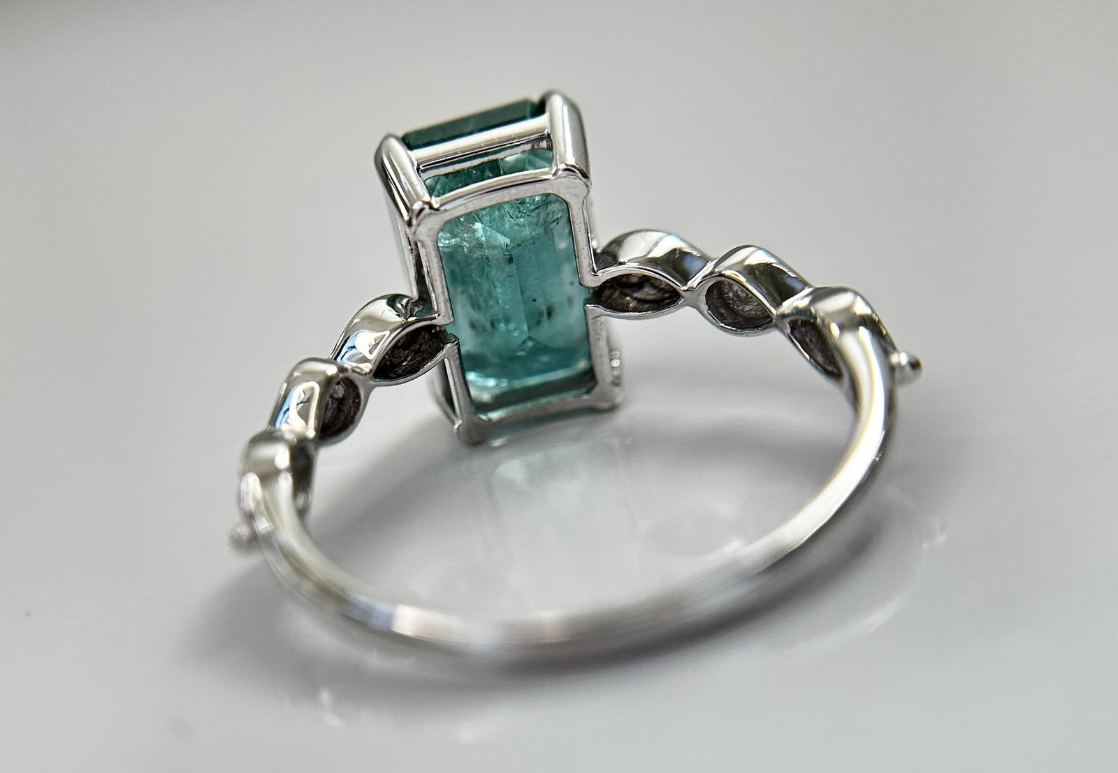 Beautiful Natural Emerald 3.97CT With Natural Diamonds & 18k Gold - 4