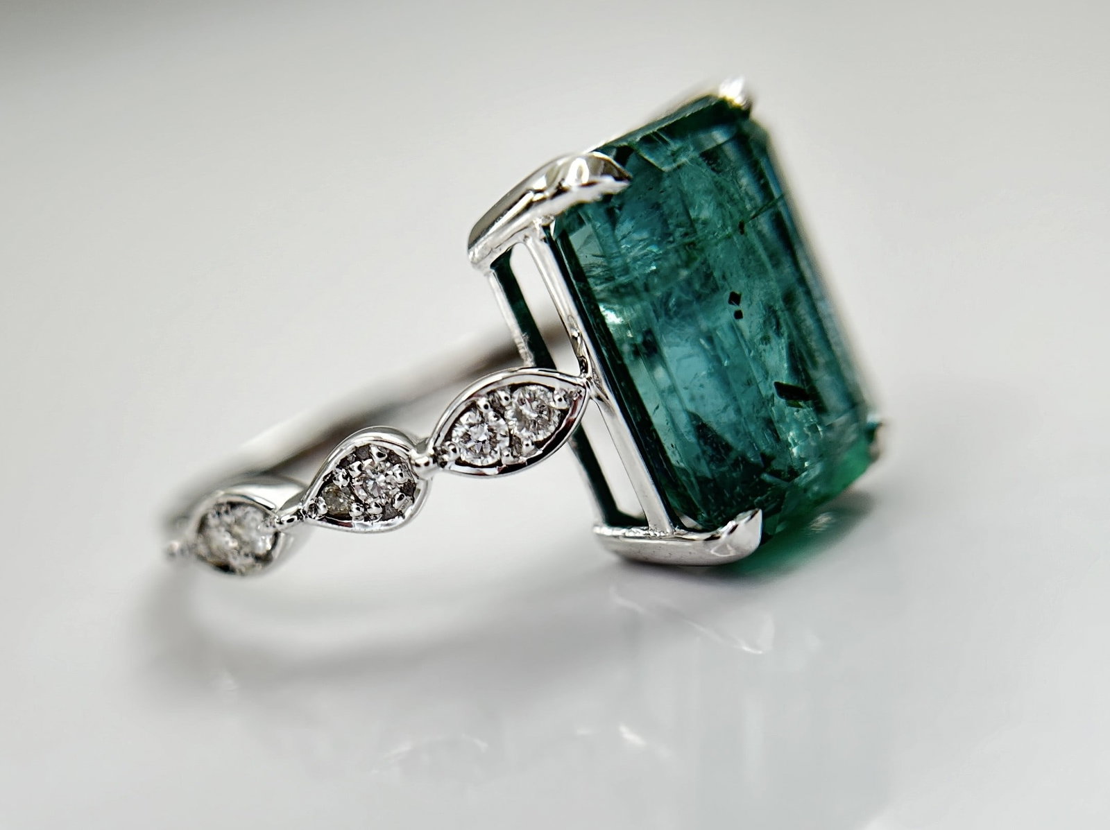 Beautiful Natural Emerald 3.97CT With Natural Diamonds & 18k Gold - 6