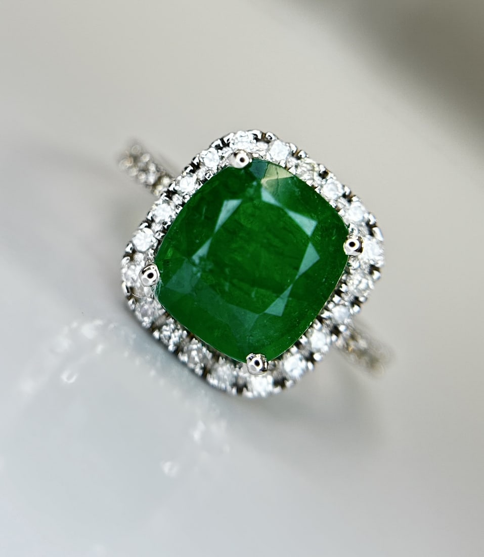 Beautiful Natural 2.81ct Emerald With Natural Diamonds & 18k Gold: Title: Beautiful Natural 2.81ct Emerald With Natural Diamonds & 18k Gold Description: Beautiful 2.81 CT Natural Emerald With Natural Diamonds & 18k Gold Description: Total Carat Weight - 3.23