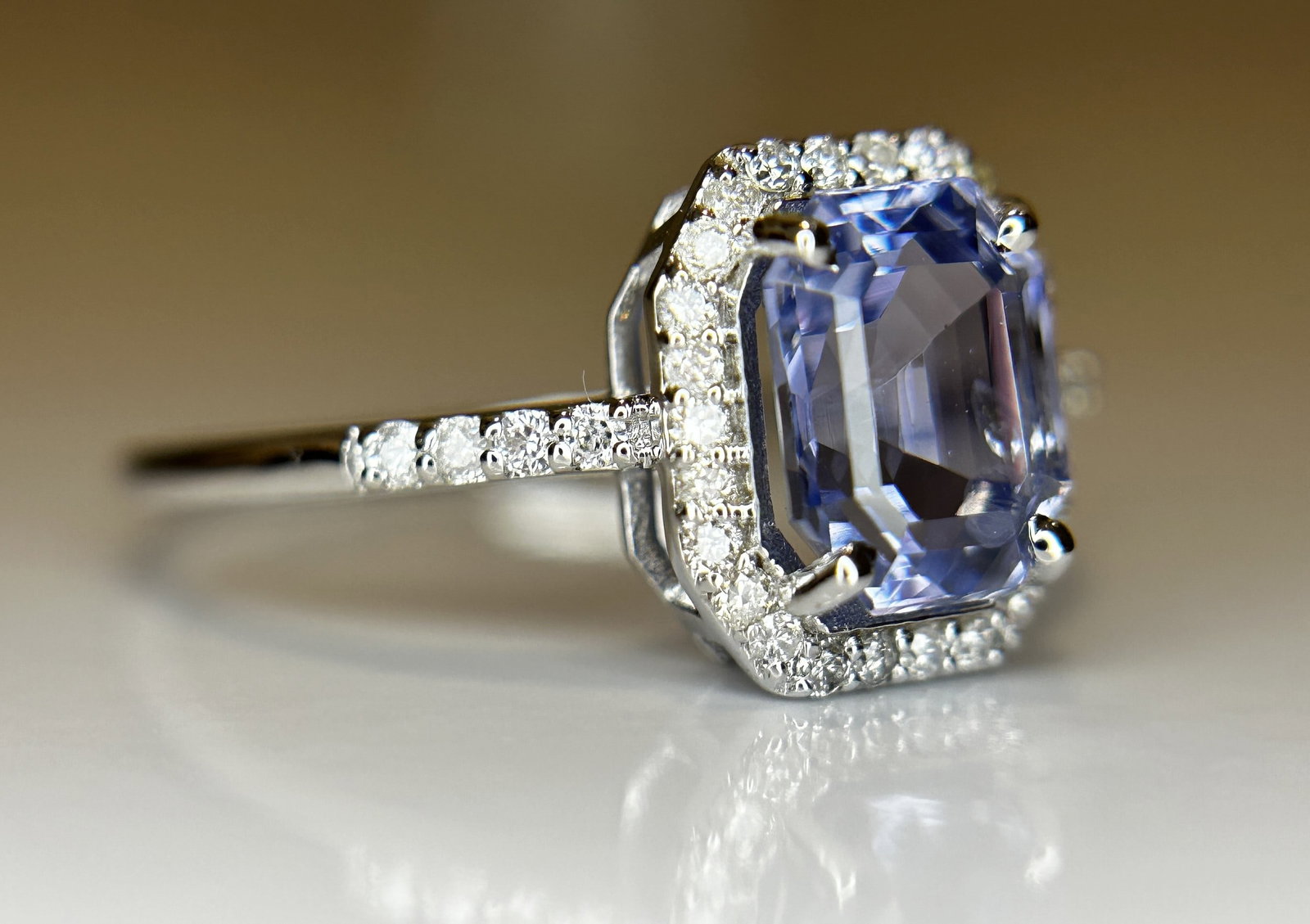 Beautiful 1.75 CT Unheated Ceylon Cornflour Blue Sapphire Diamonds & 18k Gold - 10