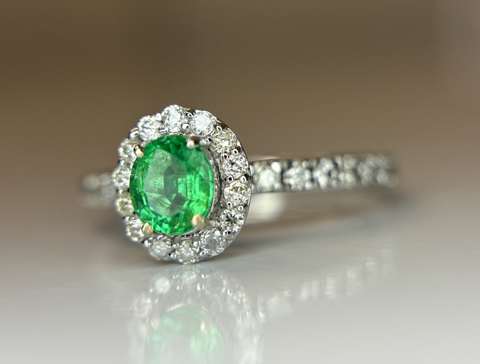 Beautiful 0.42 CT Natural Emerald With Natural Diamonds & 18k Gold: Title: Beautiful 0.42 CT Natural Emerald With Natural Diamonds & 18k Gold Description: Beautiful 0.42 CT Natural Emerald With Natural Diamonds & 18k Gold Description: Total Carat Weight -