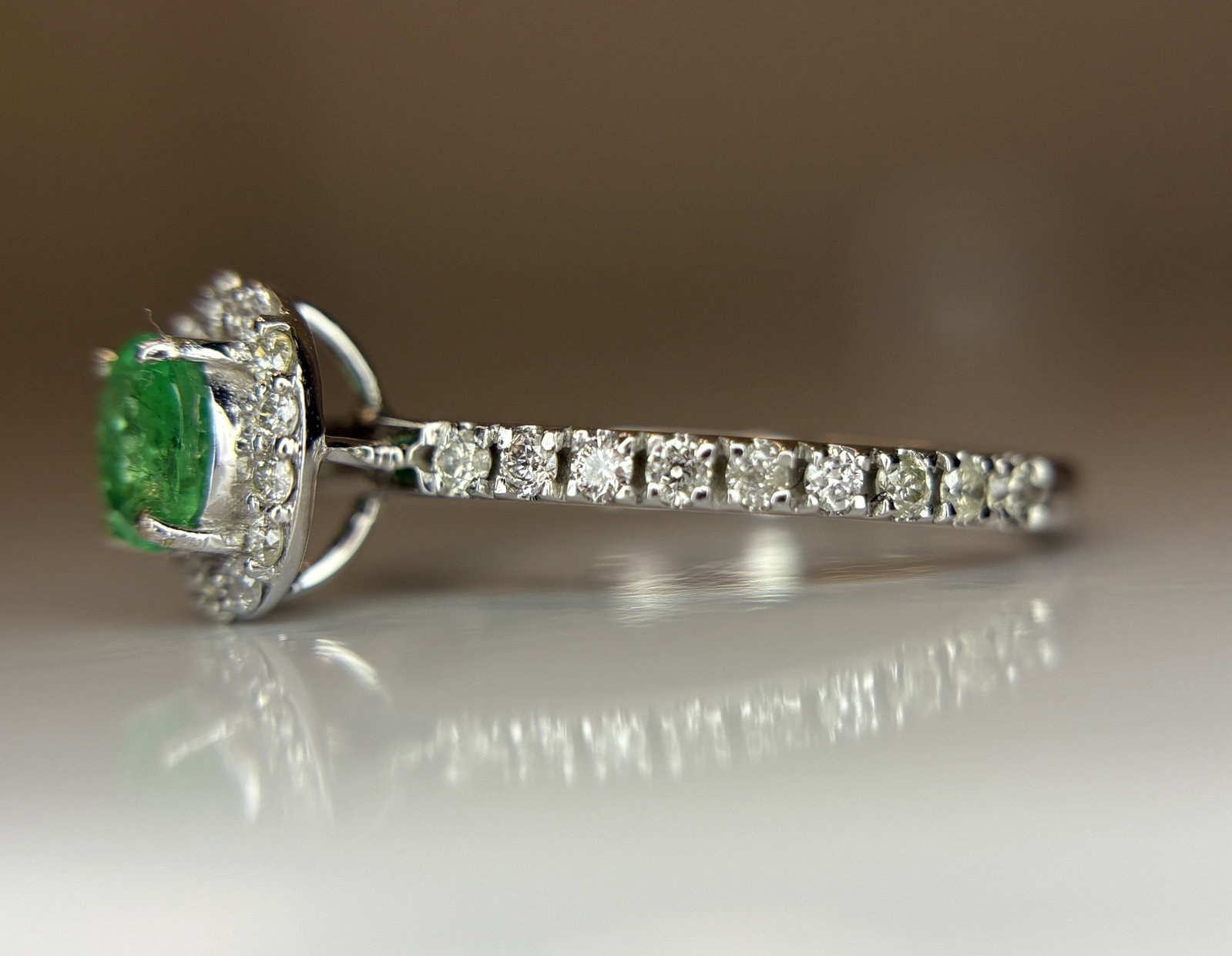 Beautiful 0.42 CT Natural Emerald With Natural Diamonds & 18k Gold - 4