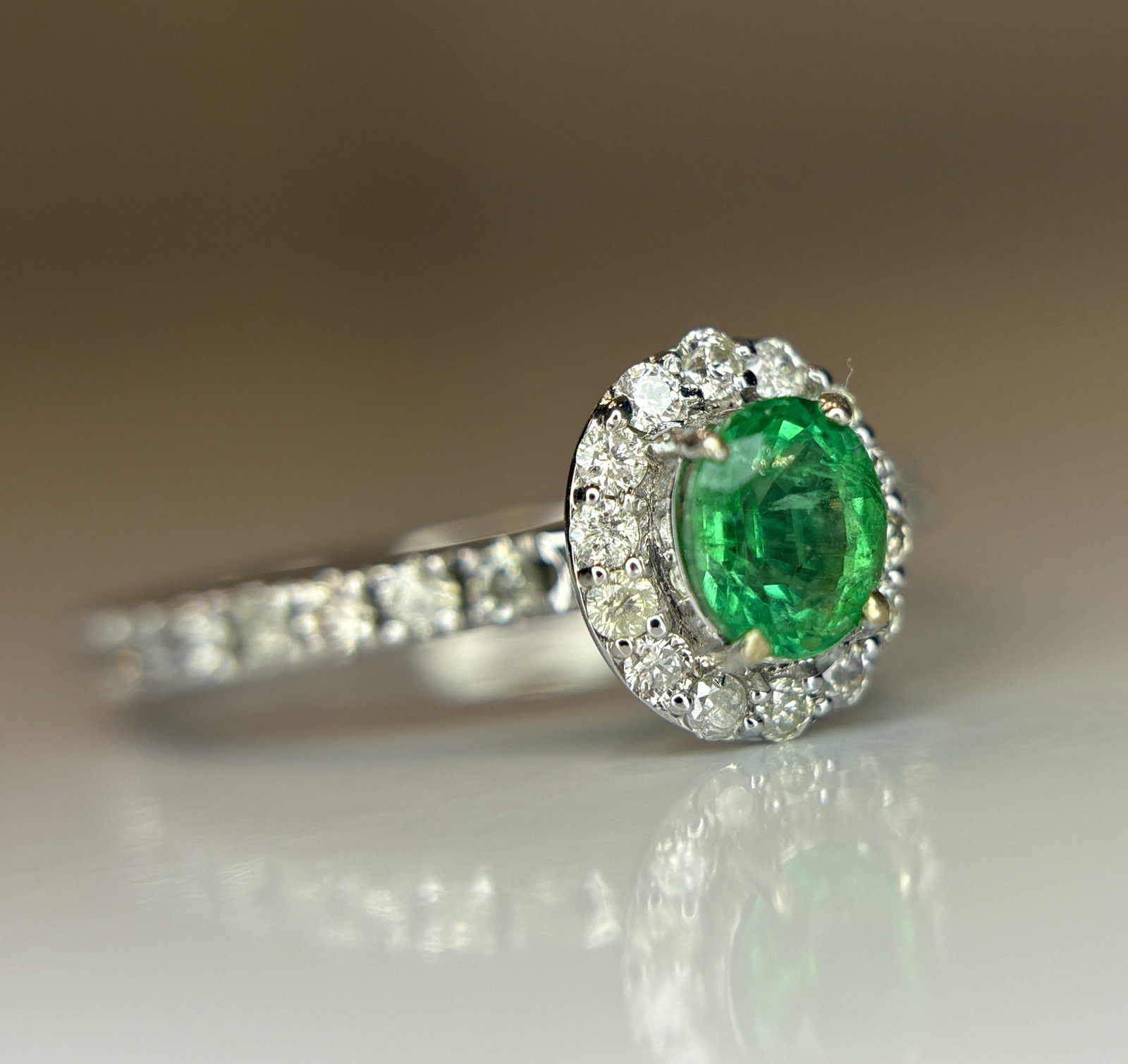 Beautiful 0.42 CT Natural Emerald With Natural Diamonds & 18k Gold - 7