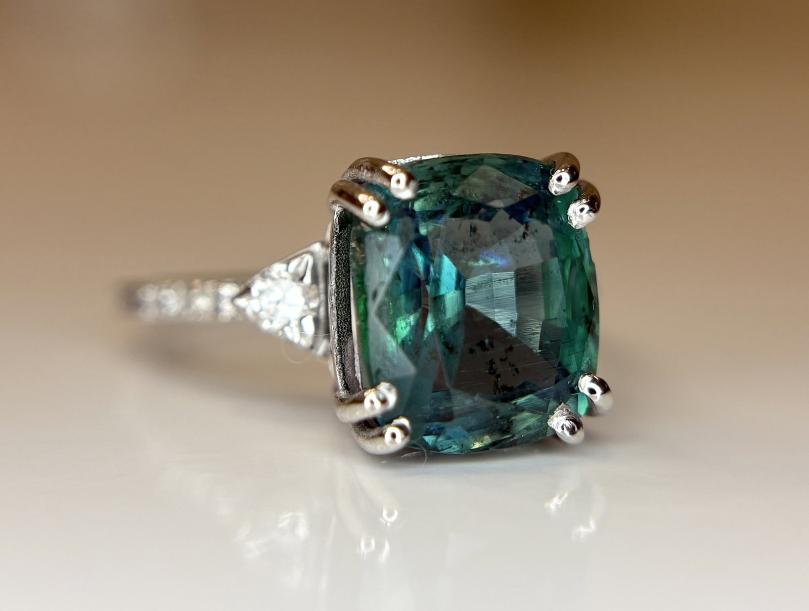 Beautiful Natural Emerald 4.75 CT With Natural Diamonds & 18k Gold - 10