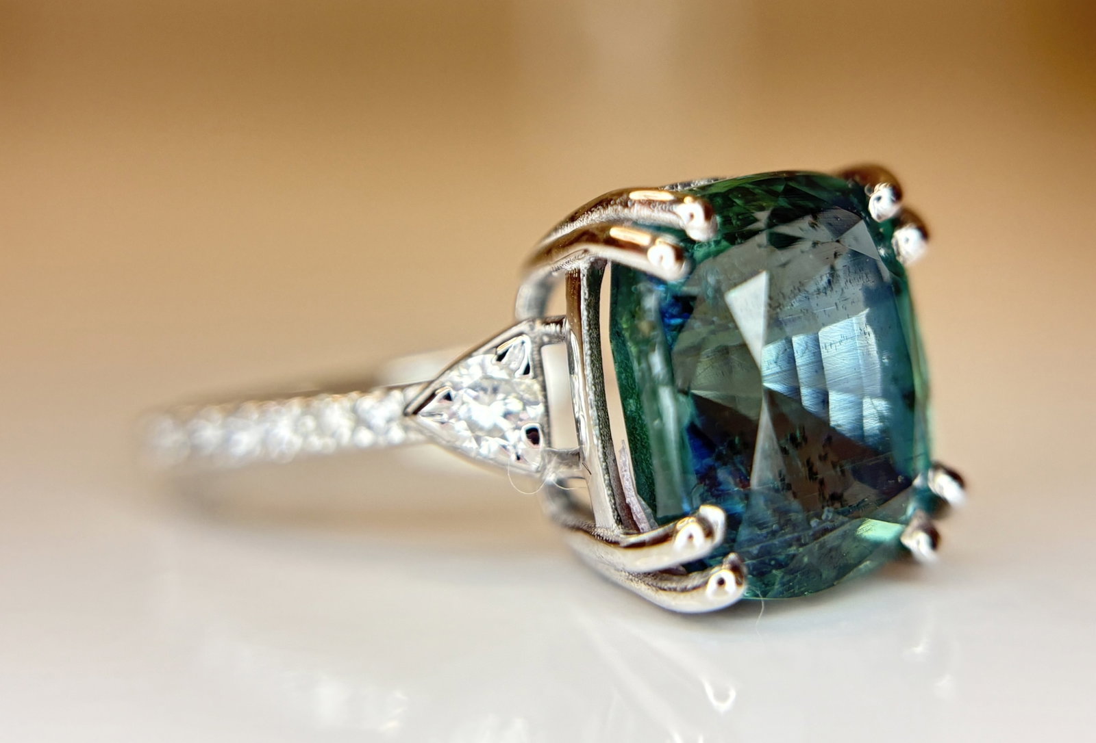 Beautiful Natural Emerald 4.75 CT With Natural Diamonds & 18k Gold - 2