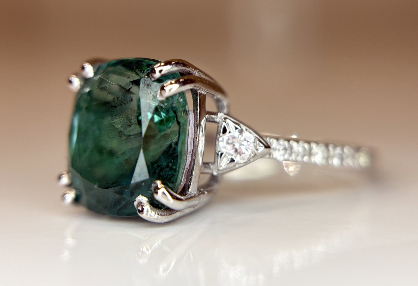 Beautiful Natural Emerald 4.75 CT With Natural Diamonds & 18k Gold - 4