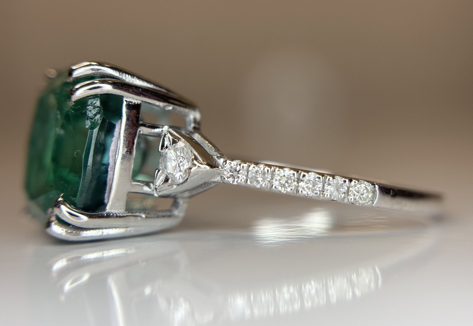 Beautiful Natural Emerald 4.75 CT With Natural Diamonds & 18k Gold - 6