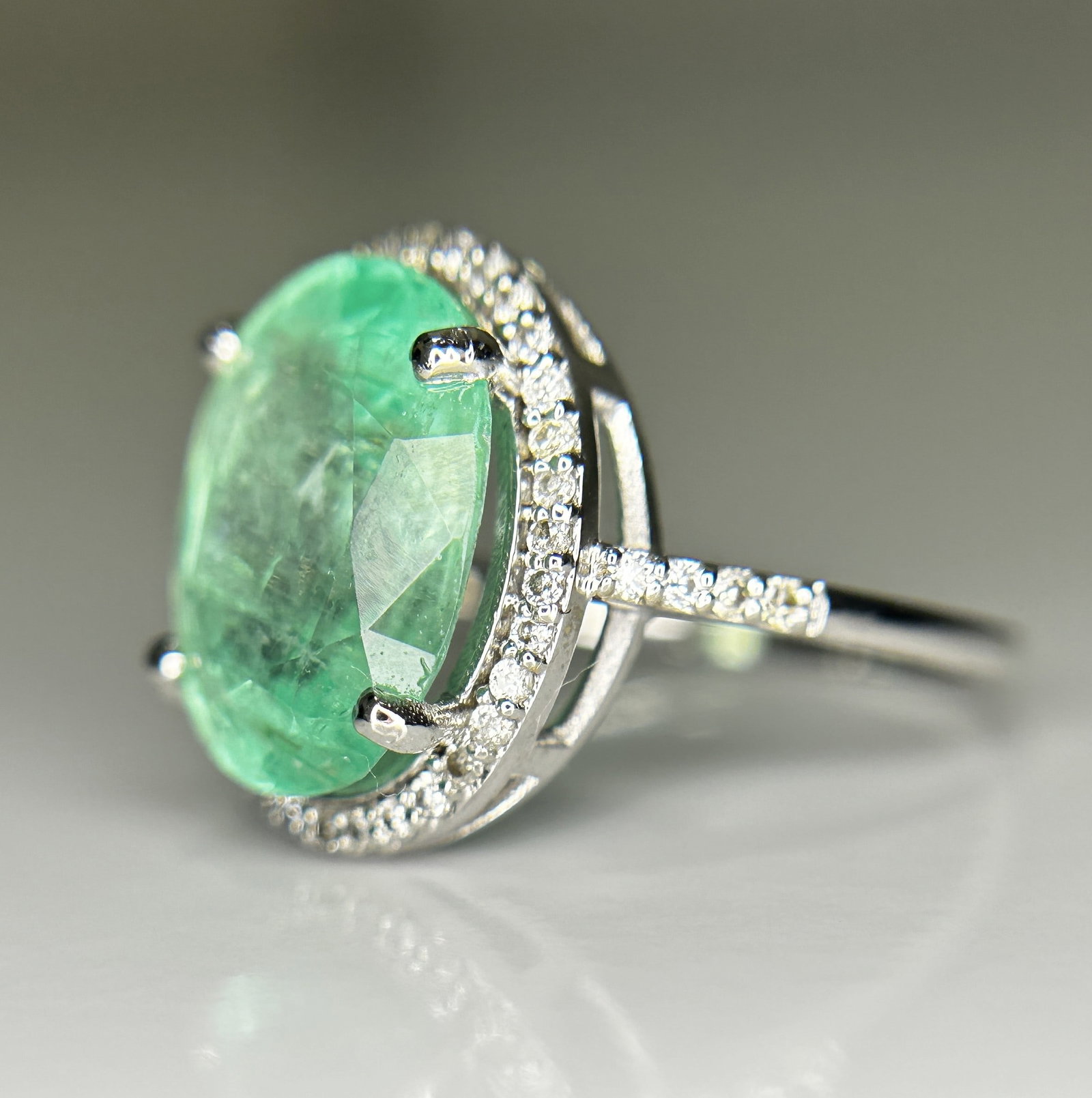 Beautiful 4.24CT Untreated Natural Columbian Emerald Ring, Diamonds & 18k Gold - 4