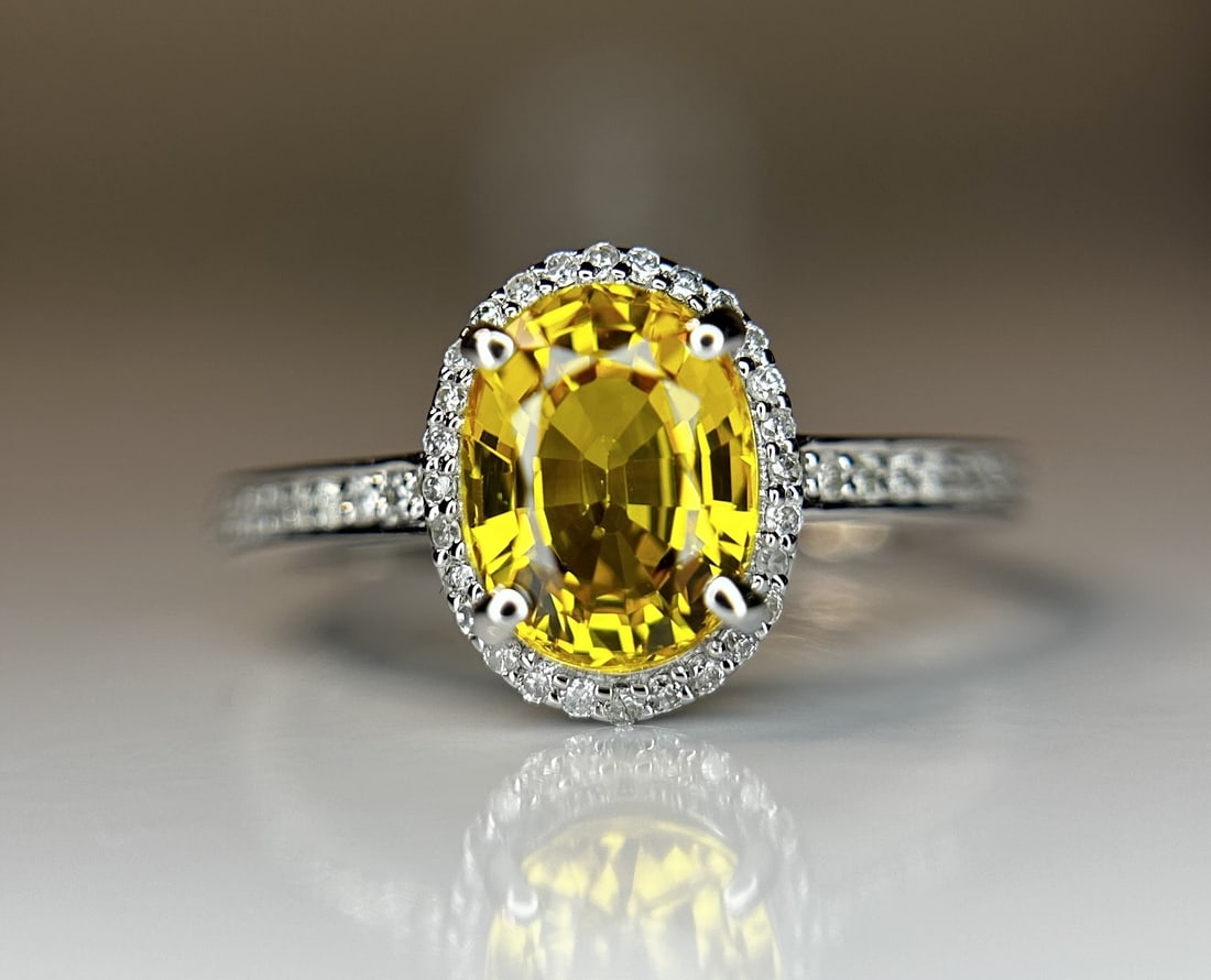 Beautiful 1.93 CT Unheated Bangkok Yellow Sapphire With Natural Diamonds & 18k Gold: Title: Beautiful 1.93 CT Unheated Bangkok Yellow Sapphire With Natural Diamonds & 18k Gold Description: Beautiful 1.93 CT Unheated Bangkok Yellow Sapphire With Natural Diamonds & 18k Gold