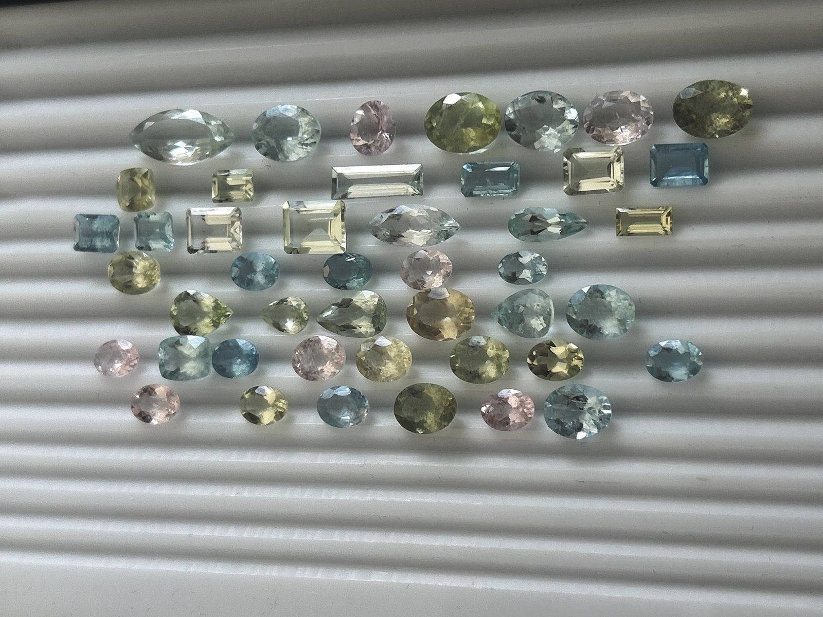 72.75ct Natural Blue and Green Aquamarine and Pink Morganite: Title: 72.75ct Natural Blue and Green Aquamarine and Pink Morganite Description: 72.75ct Natural Blue and Green Aquamarine and Pink Morganite Ideal for rings, earrings, pendants, necklaces,