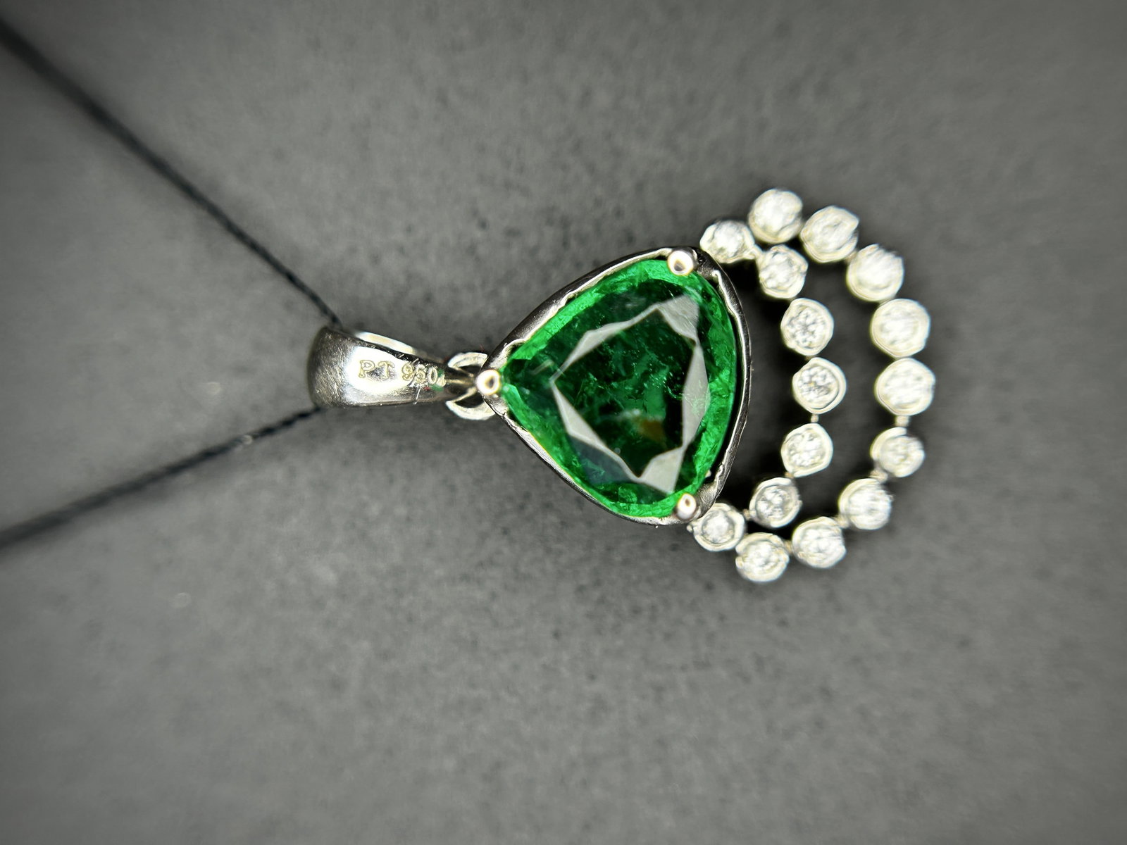 Beautiful 1.37ct Natural Emerald Pendant With Diamonds & 950 Platinum: Title: Beautiful 1.37ct Natural Emerald Pendant With Diamonds & 950 Platinum Description: Beautiful 1.37ct Natural Emerald Pendant in Platinum 950 With Natural Diamonds Description: Total