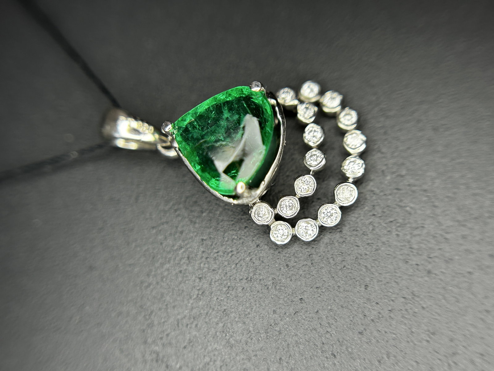 Beautiful 1.37ct Natural Emerald Pendant With Diamonds & 950 Platinum - 3