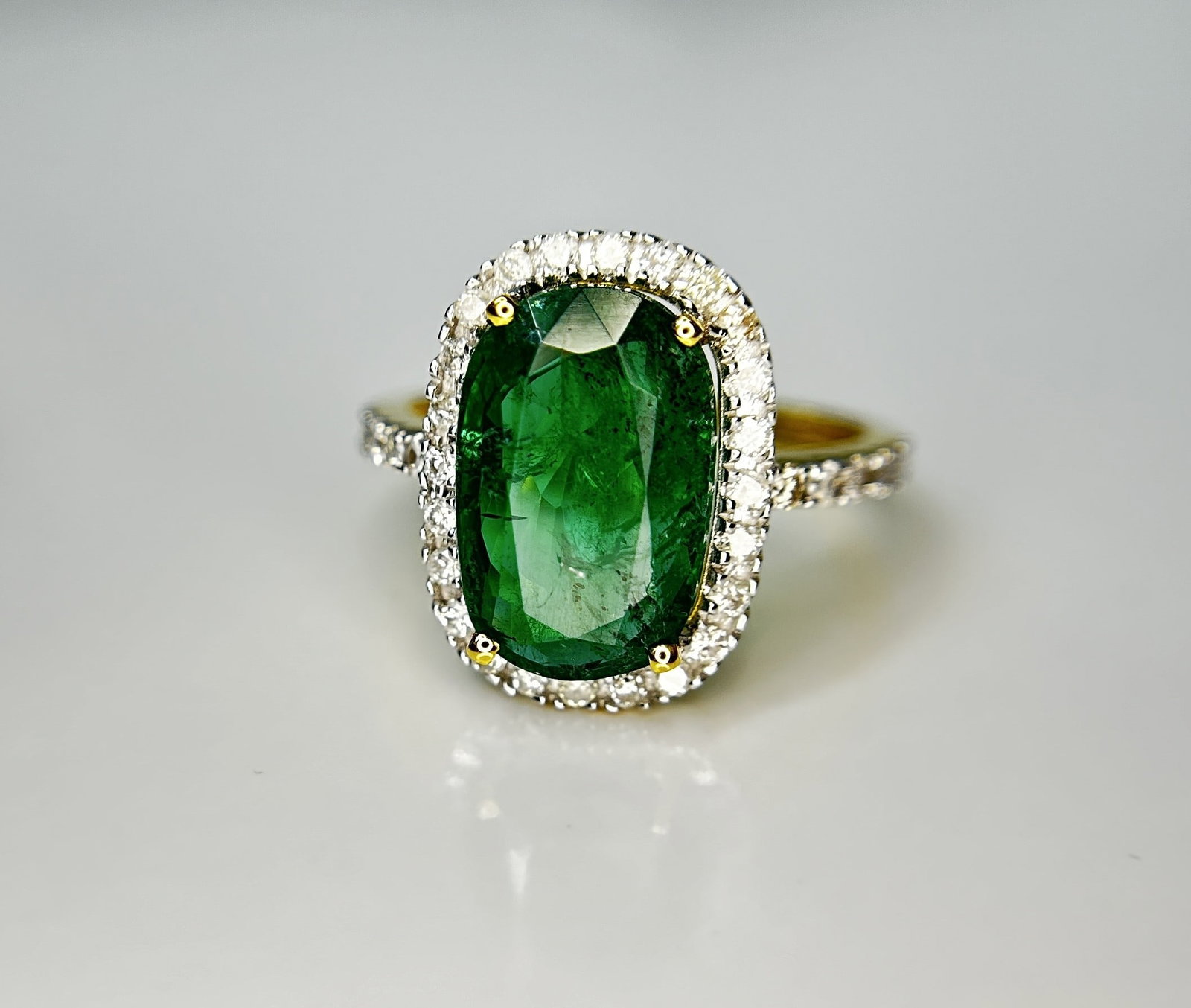 Beautiful Natural Emerald 3.90 CT With Natural Diamonds & 18k Gold - 2