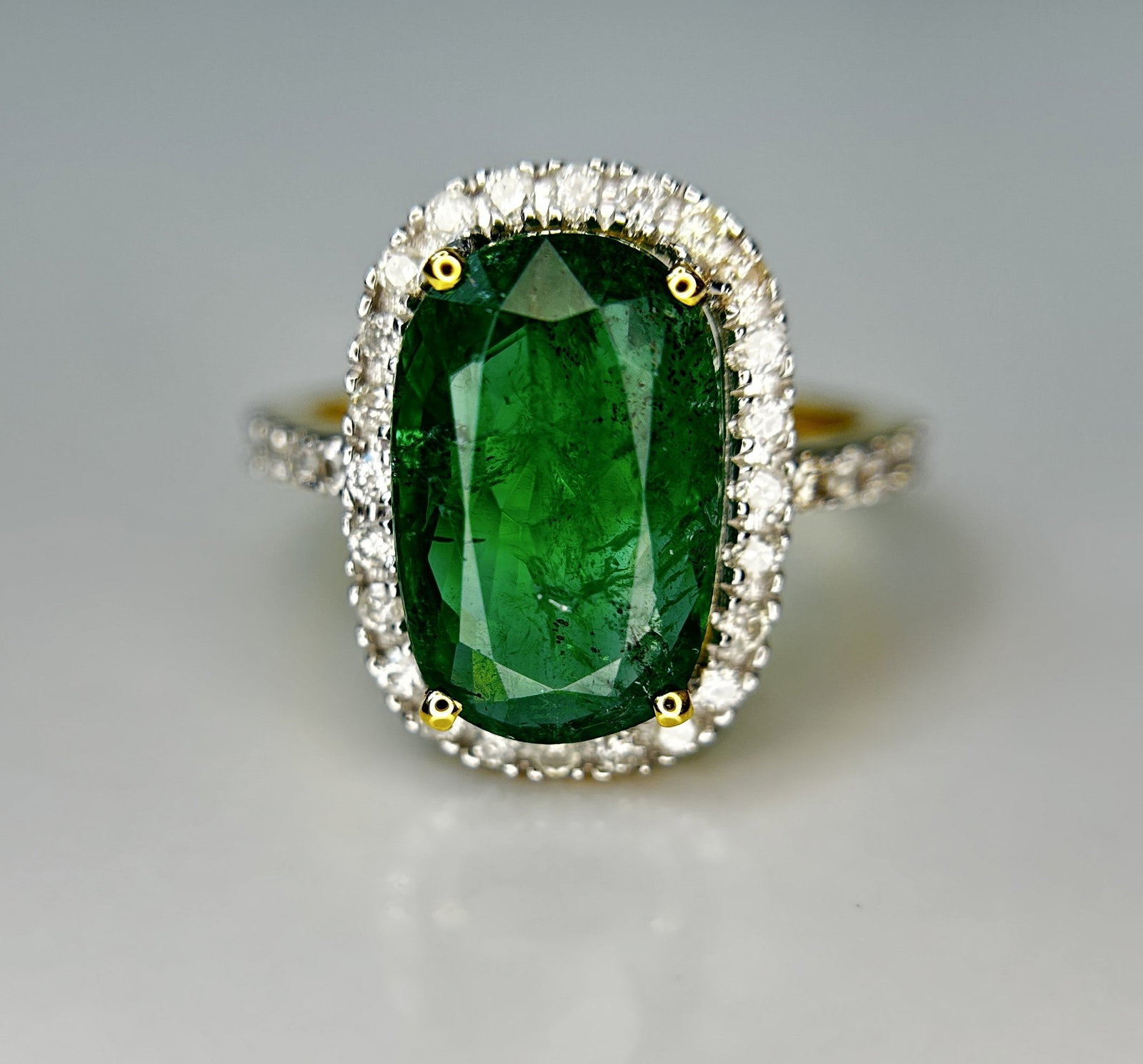 Beautiful Natural Emerald 3.90 CT With Natural Diamonds & 18k Gold - 3