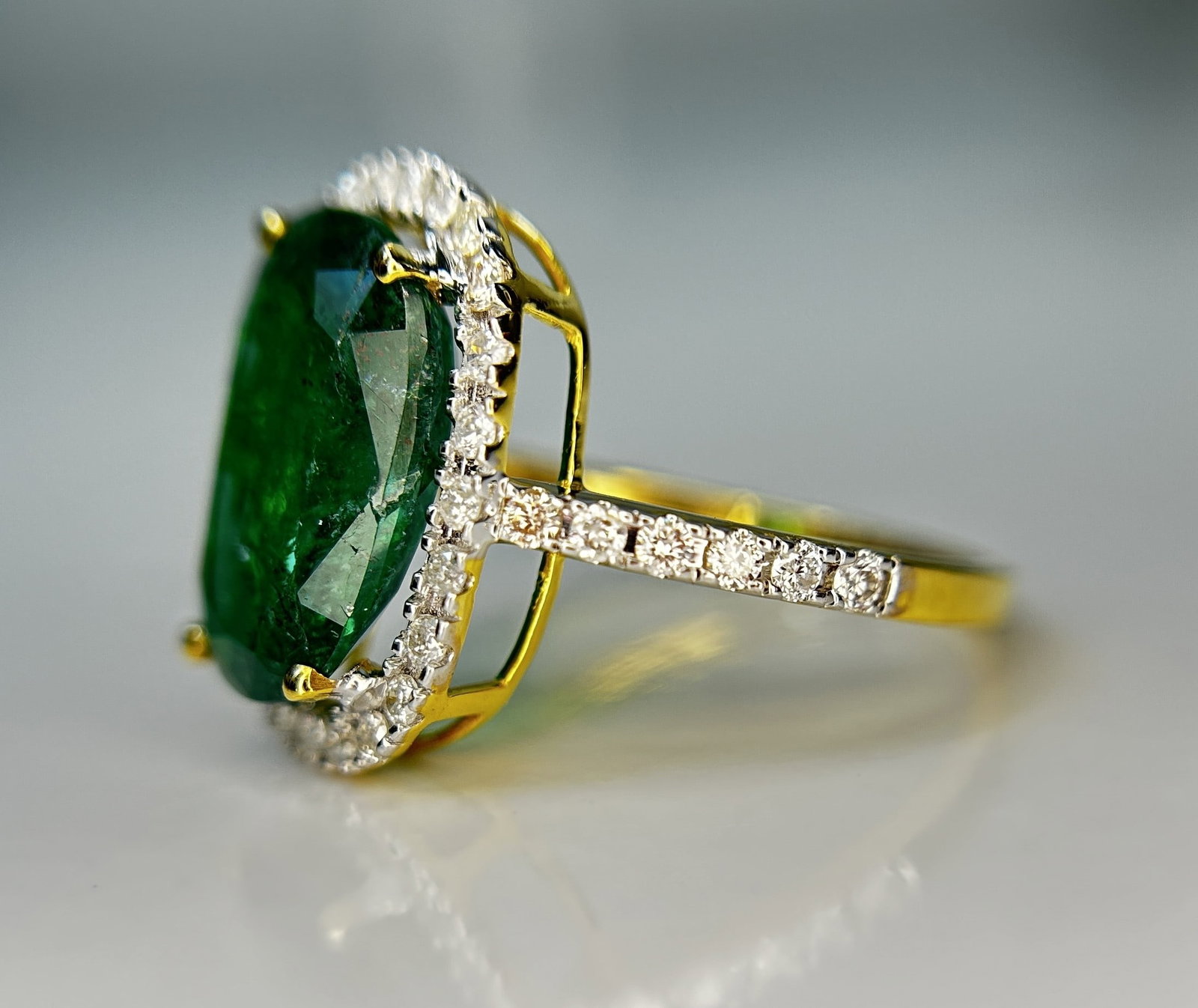 Beautiful Natural Emerald 3.90 CT With Natural Diamonds & 18k Gold - 4